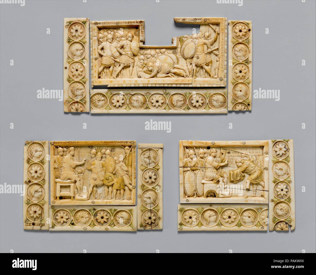 Tafeln mit Szenen aus der Geschichte von Josua. Kultur: Byzantinischen. Abmessungen: 17.190.135 a-c: a: 2 1/2 x 3 9/16 x 1/4 in. (6,3 x 9 x 0,6 cm); b: 1 1/16 x 3 9/16 x 1/16 in. (2,7 x 9,1 x 0,2 cm); c: 3 5/8 x 1 x 1/16 in. (9,2 x 2,6 x 0,2 cm) 17.190.136 a-c: a: 2 9/16 x 3 7/16 x 1/4 in. (6,5 x 8,7 x 0,6 cm); b: 3 9/16 x 1 x 1/16 in. (9 x 2,5 x 0,2 cm); c: 1 x 3 1/2 x 1/16 in. (2,6 x 8,9 x 0,2 cm) 17.190.137 a-c: a: 2 1/2 x 3 9/16 x 1/4 in. (6,3 x 9 x 0,6 cm); b: 1 1/16 x 3 9/16 x 1/16 in. (2,7 x 9,1 x 0,2 cm); c: 3 5/8 x 1 x 1/16 in. (9,2 x 2,6 x 0,2 cm). Datum: 900-1000. Diese Konsolen sind von einer CA Stockfoto