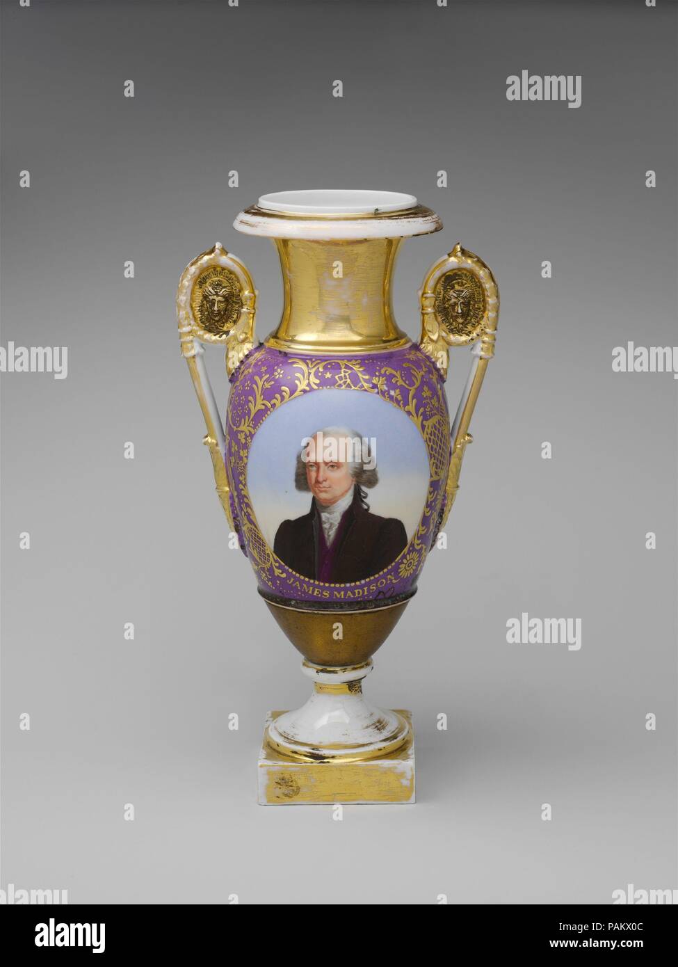Vase. Kultur: Französisch. Abmessungen: h. 14 1/8 in. (35,9 cm). Datum: 1800-1830. Museum: Metropolitan Museum of Art, New York, USA. Stockfoto