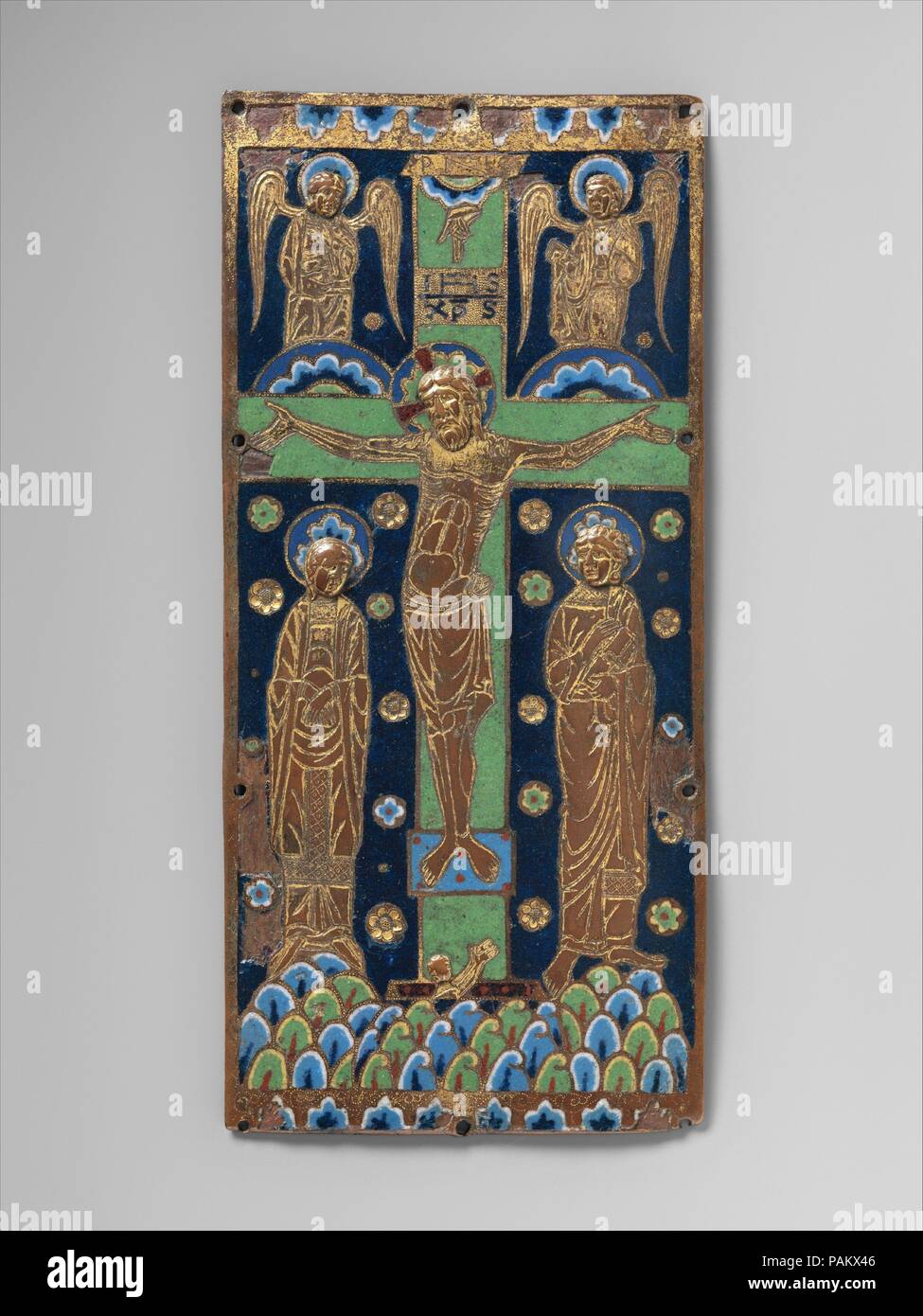 Buchen Sie die Plakette mit der Kreuzigung. Kultur: Französisch. Abmessungen: Insgesamt: 9 1/4 x 4 1/4 x 5/16 in. (23,5 x 10,8 x 0,8 cm). Datum: Ca. 1190-1200. Neben den Zahlen der Jungfrau, Saint John, und Engel, Adam zu sehen, die sich aus seinem Grab am Fuße des Kreuzes sein. Museum: Metropolitan Museum of Art, New York, USA. Stockfoto