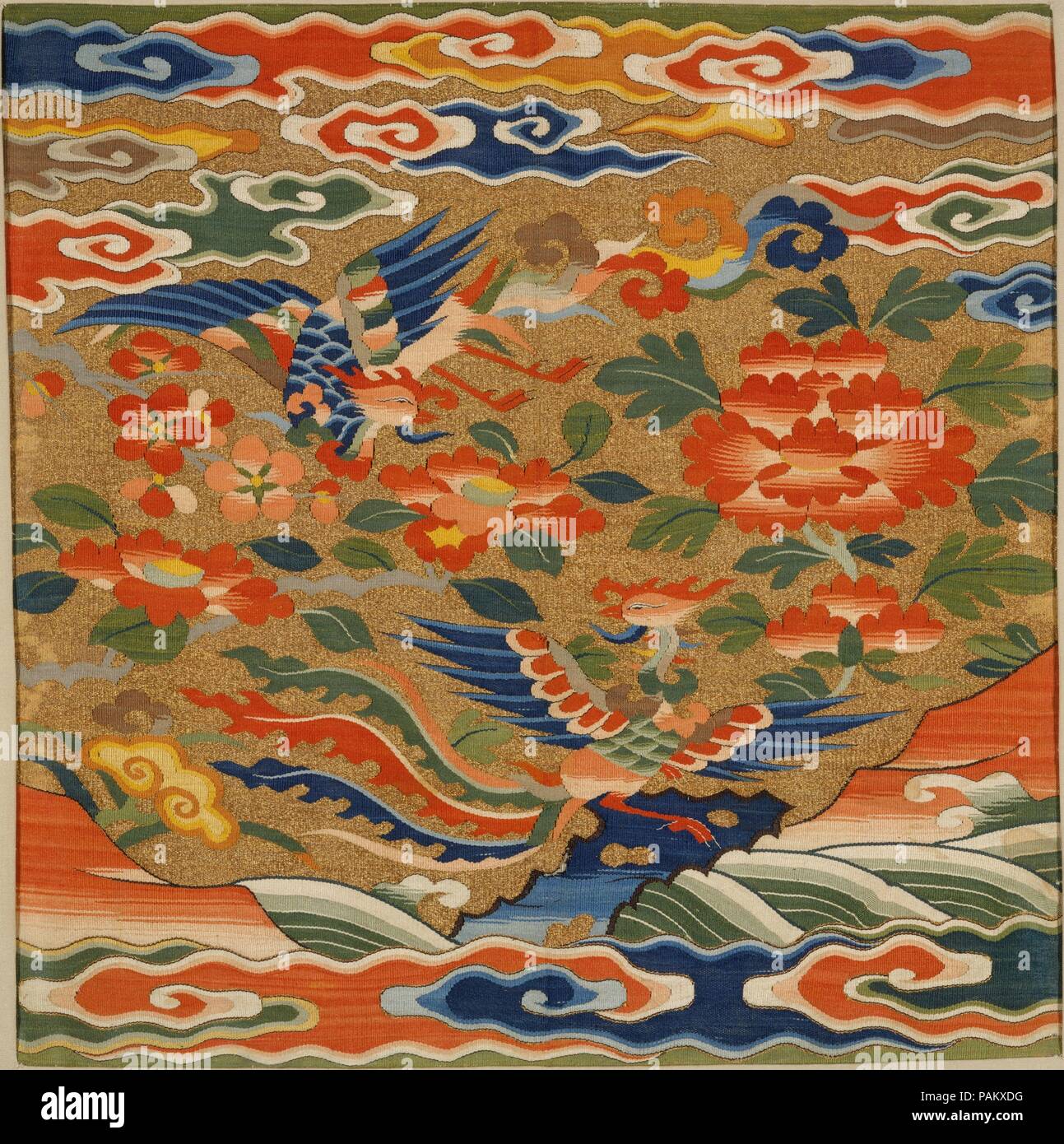 Rang Abzeichen mit Phoenixes. Kultur: China. Abmessungen: Insgesamt: 13 3/4 x 13 3/4 in. (34,9 x 34,9 cm): 17 1/2 x 18 in. (44,5 x 45,7 cm). Datum: 16. Die phoenixes erscheinen in einer symbolischen Landschaft von Wolken, Wellen und eine dekorative Rock von bunten Flora umgeben: drehen (im Uhrzeigersinn von links unten) auspicious Pilz, Camellia, Prunus, und (rechts) dominieren die Strauchpäonien. Unpatterned Kanten am oberen und am unteren Rand des textilen (jetzt unter der Fußmatte verdeckt) empfehlen es für einen besonderen Zweck gewebt wurde, wahrscheinlich als eine dekorative Rangabzeichen für ein weibliches Mitglied des kaiserlichen Haushalts. Mus Stockfoto