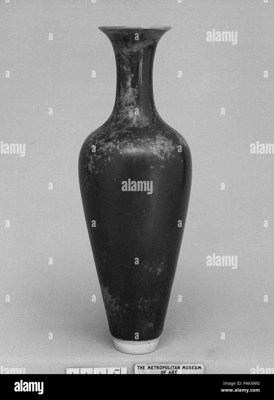 Vase. Kultur: China. Abmessungen: H. 5 3/4 in. (14,6 cm). Museum: Metropolitan Museum of Art, New York, USA. Stockfoto