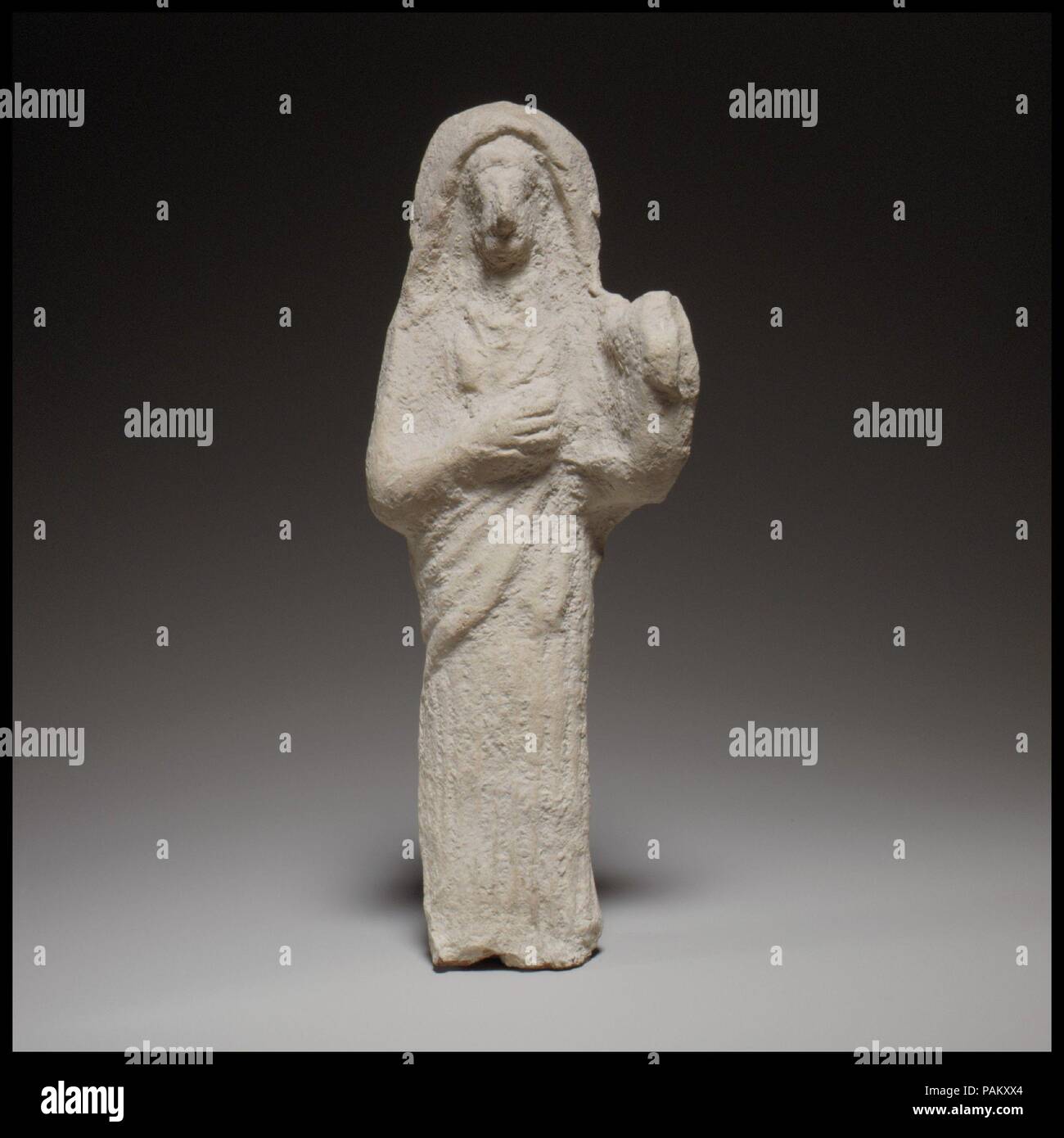 Stehende weibliche Lyraspieler. Kultur: Zypriotische. Abmessungen: H. 6 9/16-in. (16,7 cm). Datum: Ca. 600-480 v. Chr.. Die solide Figur wurde aus einem verschlissenen Form gebildet und grob geglättet. Ihre Füße sind nicht vorhanden. Sie hält eine Leier in der linken Hand und gibt den Anschein von es mit ihr spielen. Museum: Metropolitan Museum of Art, New York, USA. Stockfoto Stehende weibliche Lyraspieler. Kultur: Zypriotische. Abmessungen: H. 6 9/16-in. (16,7 cm). Datum: Ca. 600-480 v. Chr.. Die solide Figur wurde aus einem verschlissenen Form gebildet und grob geglättet. Ihre Füße sind nicht vorhanden. Sie hält eine Leier in der linken Hand und gibt den Anschein von es mit ihr spielen. Museum: Metropolitan Museum of Art, New York, USA. Stockfoto