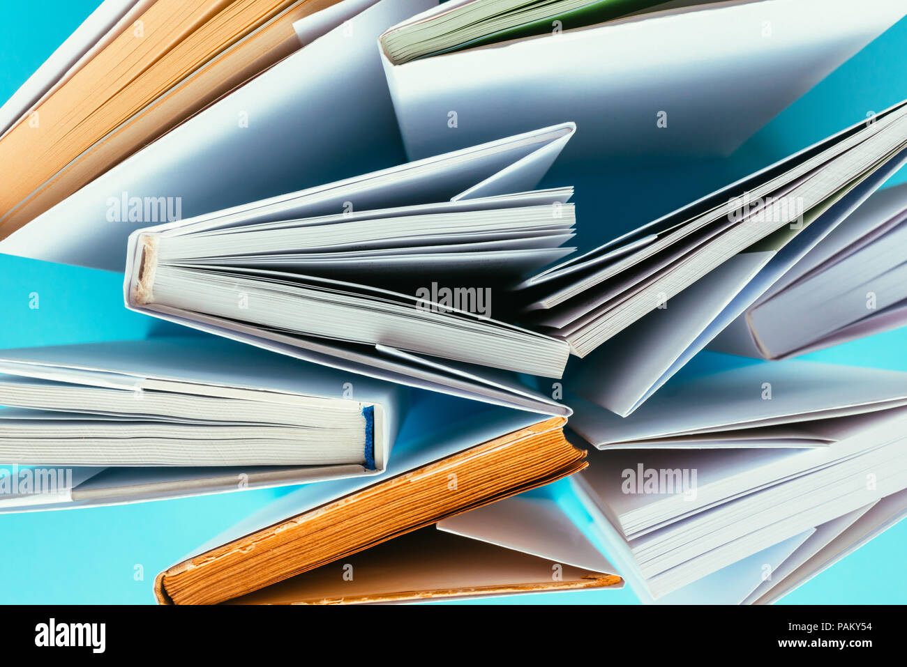 Bücher von oben auf blauem Hintergrund, Bildung und Alphabetisierung Konzept Stockfoto