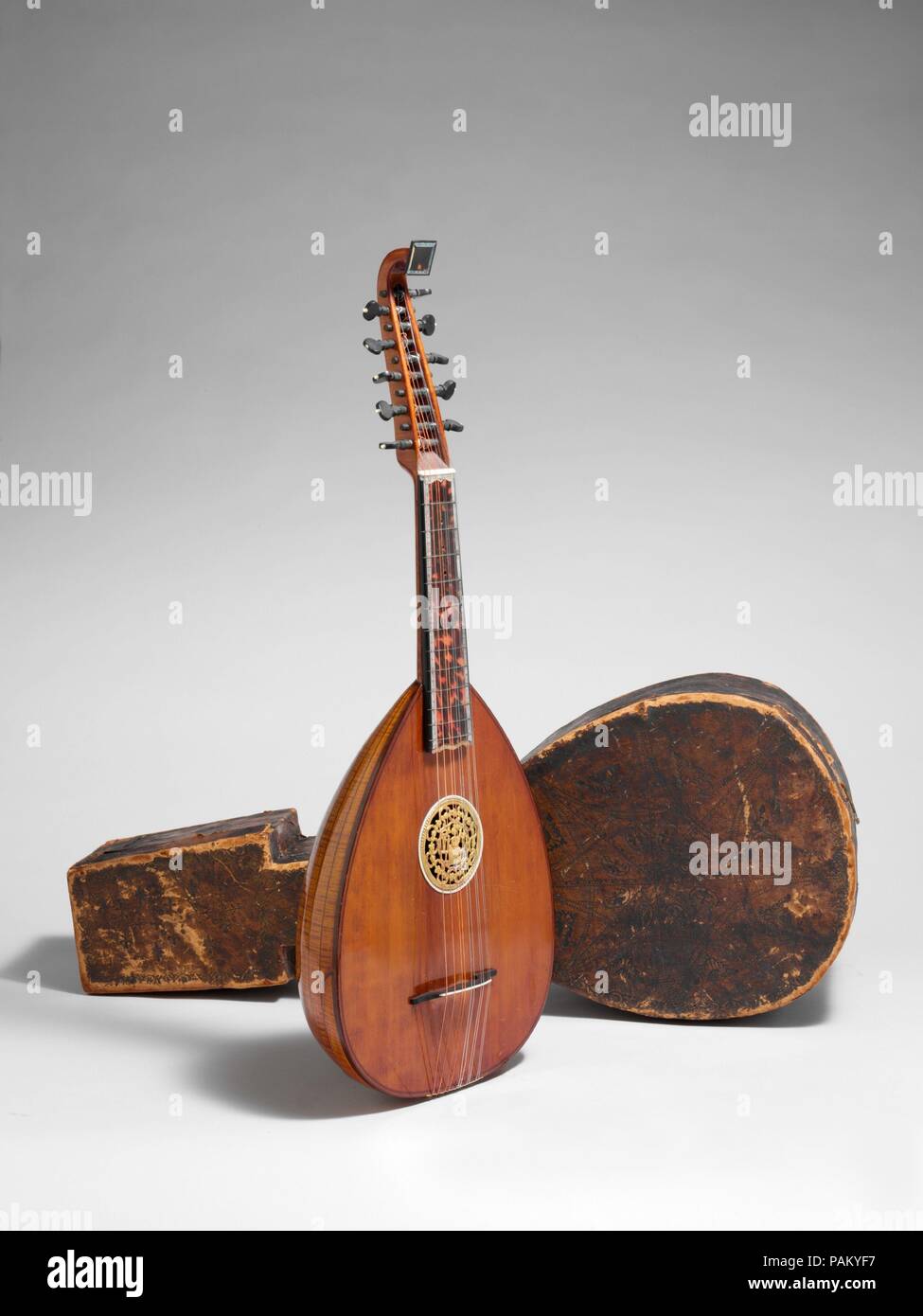 Englisch Gitarre. Kultur: Britische. Abmessungen: L 73,5 cm (28-15/16); String L.45 cm (17-13/16). Datum: Ende des 18. Jahrhunderts. Ungewöhnliche Form mit gewölbten zurück von 21 geflammten Ahorn Rippen, mit gravierten Mutter eingerichtet Perlmutt- und Schildpatt furniert. Das Label innerhalb unleserlich ist. Original bearbeitetes Leder Case. London, Ende des 18. Jahrhunderts. Museum: Metropolitan Museum of Art, New York, USA. Stockfoto