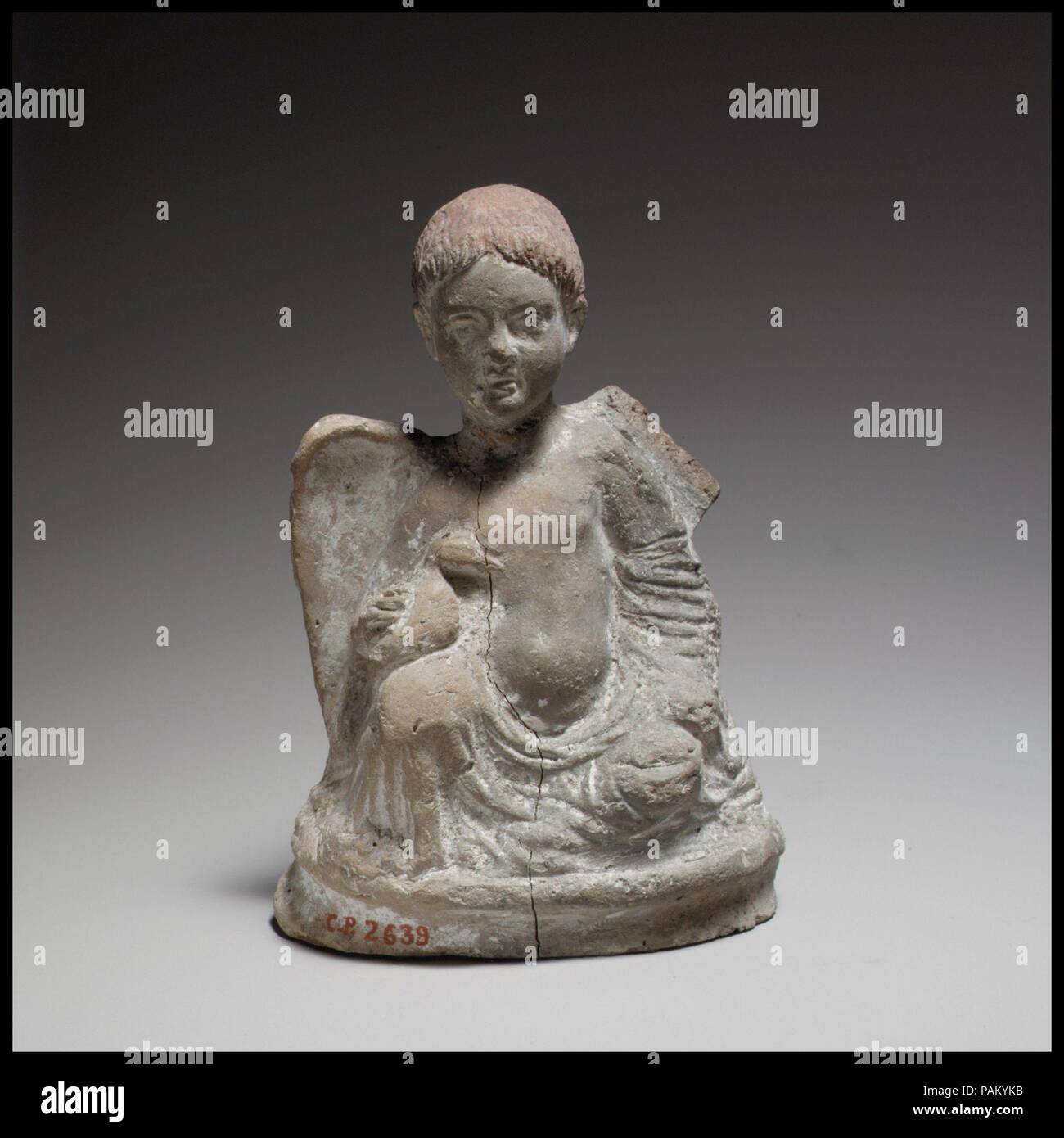 Terrakotta statuette von Eros sitzt und halten eine Ente. Kultur ...