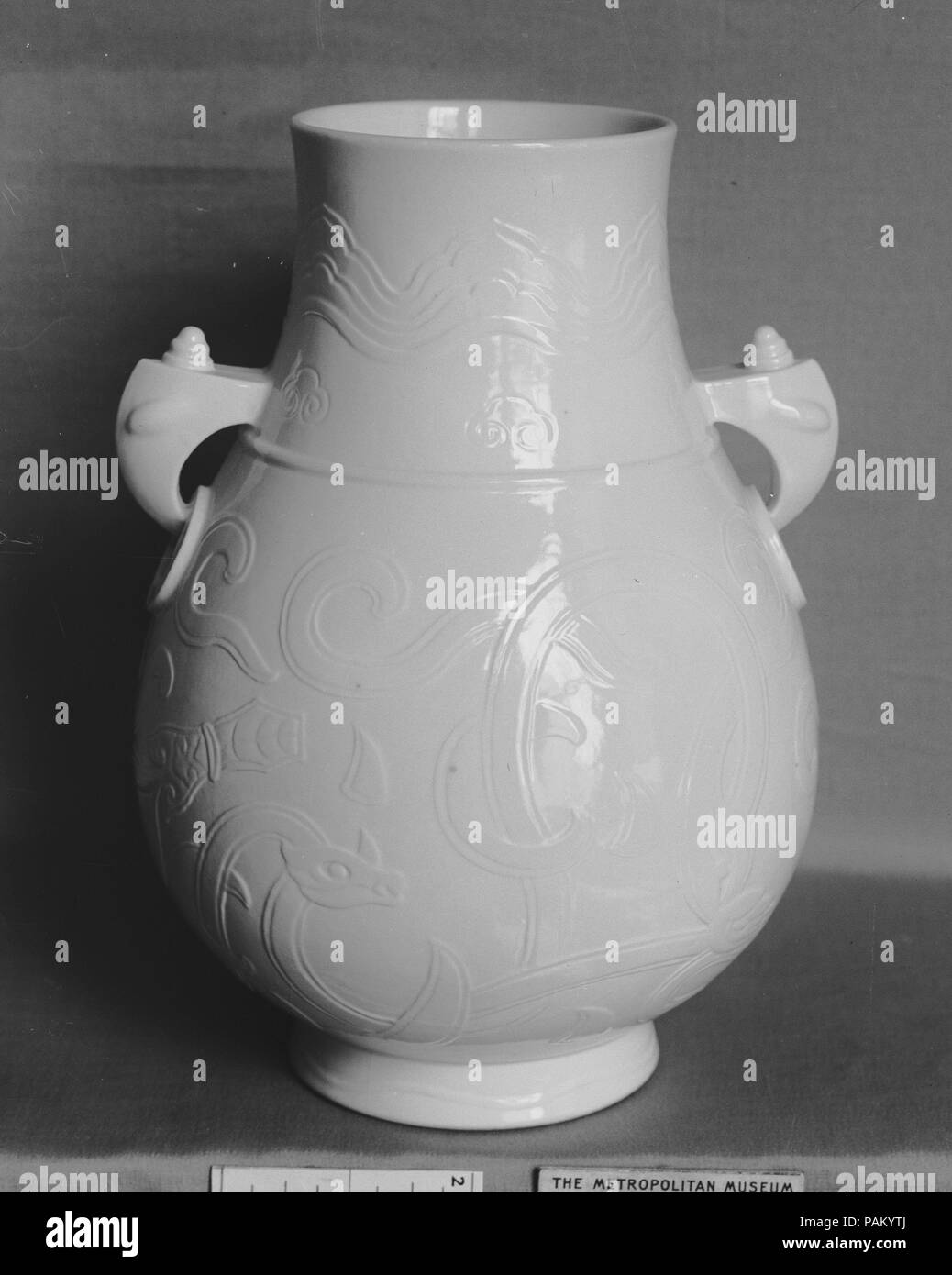 Vase in Form des Archaischen Bronze Schiff. Kultur: China. Abmessungen:  H.8. (20,3 cm). Datum: 18. Die Form, die die Staats- und Regierungschefs  zwei stilisierte Elefant unterstützt die Ringe an den Seiten, und