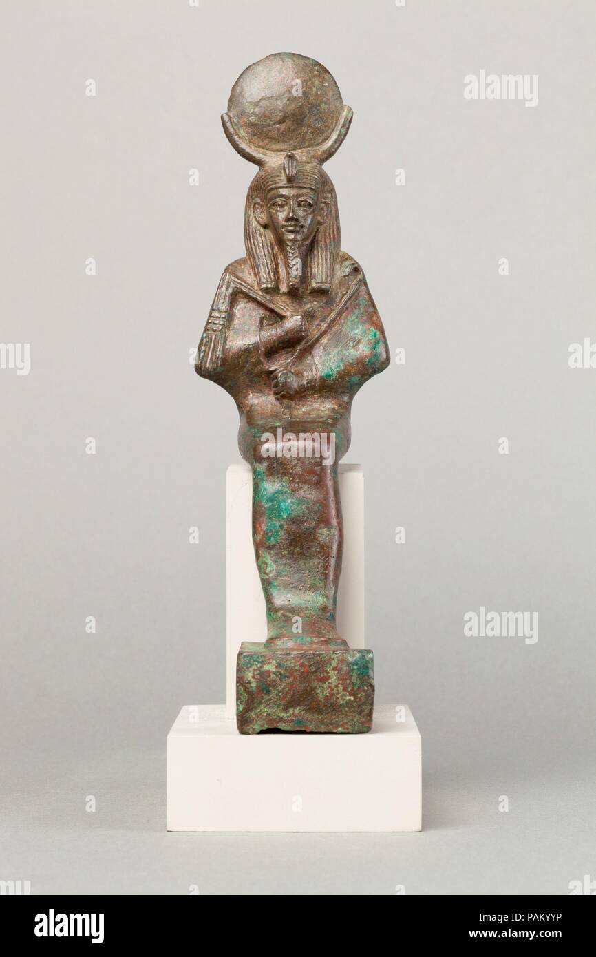 Osiris-Iah. Abmessungen: H 20,9 cm (8 1/4 in.); W. 5,9 cm (2 5/16 in.); D. 9,4 cm (3 11/16 in.) H. (mit Tang): 22.7 cm (8 15/16 in.). Datum: 664-332 v. Chr.. Osiris-Iah ist eine Form von Osiris speziell auf dem Mond verbunden, eine Funktion, die in dieser Abbildung deutlich gemacht werden durch die Krone, die den Mond Scheibe ruht auf dem Halbmond, damit die den Mond in all seinen Phasen. Die statuette entspricht dem Standard Ikonographie für diese Gottheit, in der er mit dem Mond Krone, sitzt und das Tragen einer umhüllenden Kleidungsstück angezeigt wird, halten Sie die Gauner und dreschflegel. Diese Zahl wird weiter El Stockfoto