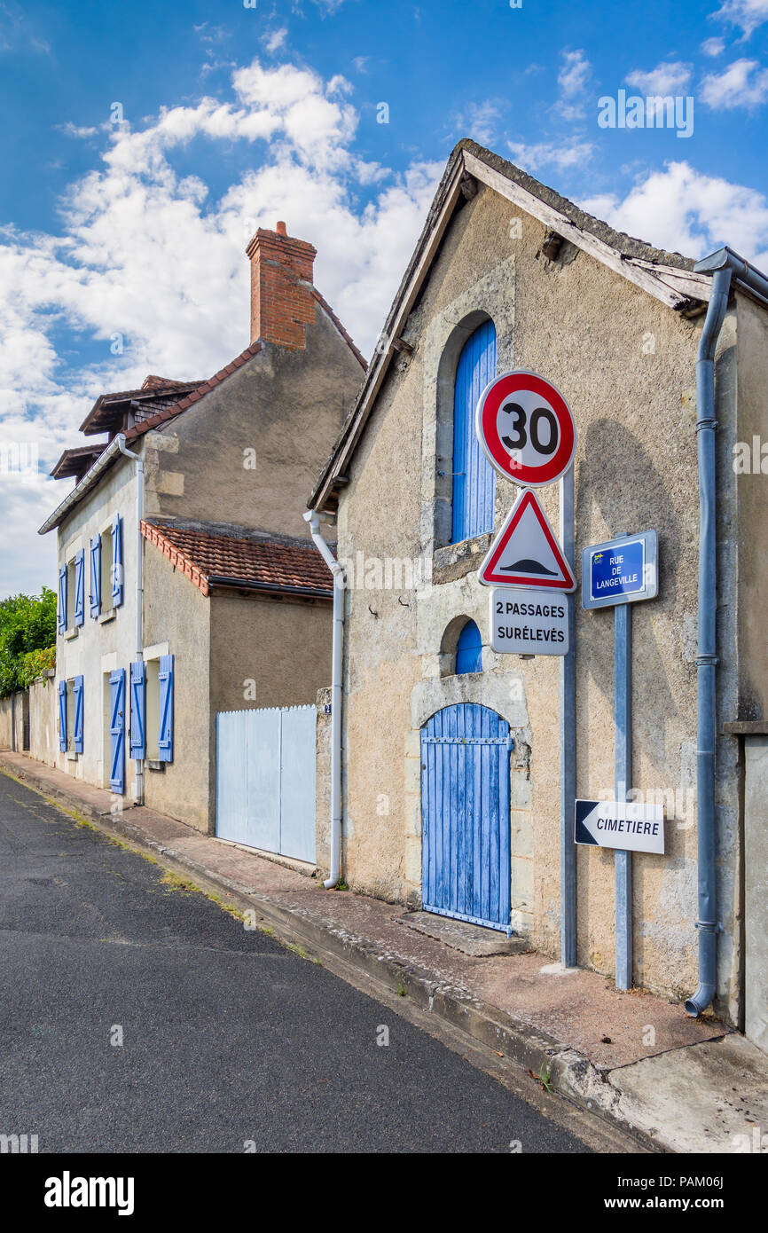 Haus und Garage mit blauen Fensterläden und Lackierung, Abilly, Indre-et-Loire, Frankreich. Stockfoto
