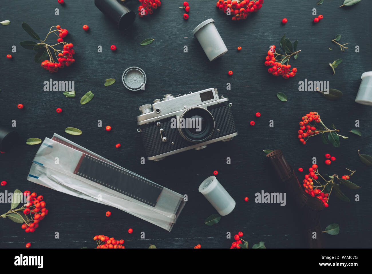 Flach hipster style Old vintage Fotografie Kamera auf dunklem Hintergrund mit Blumenschmuck Stockfoto