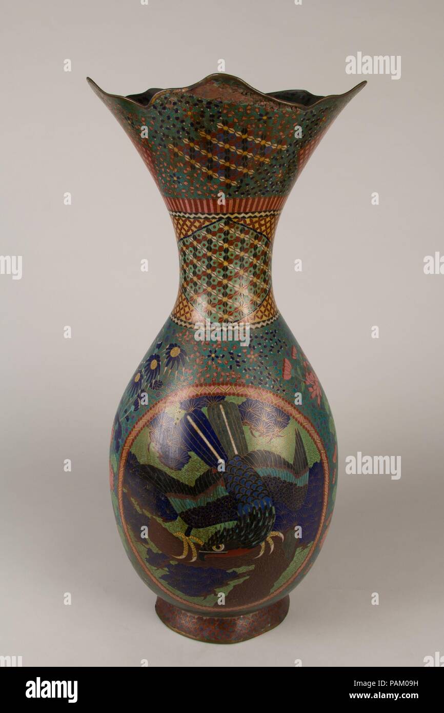 Vase. Kultur: Japan. Abmessungen: 24 3/4 x 10 3/4 in. (62,9 × 27,3 cm) Durchm. Von rim: 10 5/8 in. (27 cm) Durchm. Der Fuß: 7. (17,8 cm). Datum: 1865-71. Museum: Metropolitan Museum of Art, New York, USA. Stockfoto