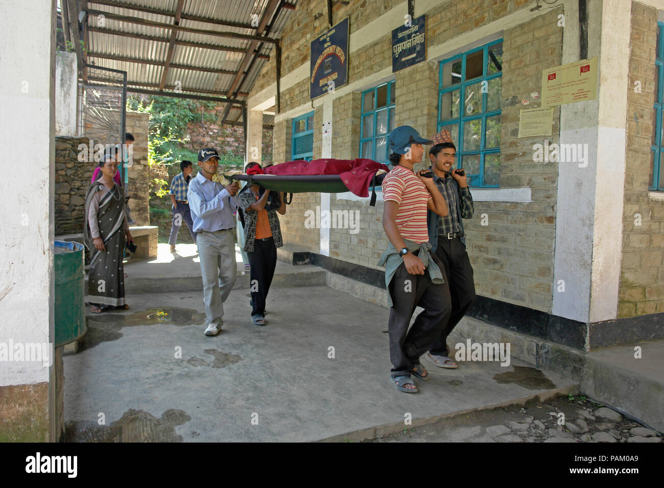 Männer, die Patienten auf gourney, "Menschliche Ambulance Service kranke oder verletzte Menschen auf schmalen Pfaden zu Okhaldunga Hospital in Nepal zu transportieren Stockfoto