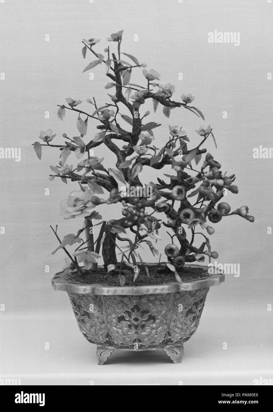 Topf mit blühenden Pflanzen. Kultur: China. Abmessungen: H.16 cm. (42,5 cm); W. 10. (25,4 cm). Museum: Metropolitan Museum of Art, New York, USA. Stockfoto