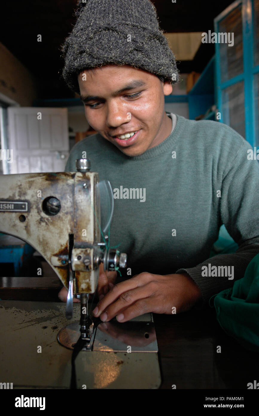 Geistig behinderte Menschen mit Nähmaschine, Okhaldunga, Nepal Foto © 2006 Nils Sprague Alle Rechte vorbehalten www.nilesprague.com Stockfoto