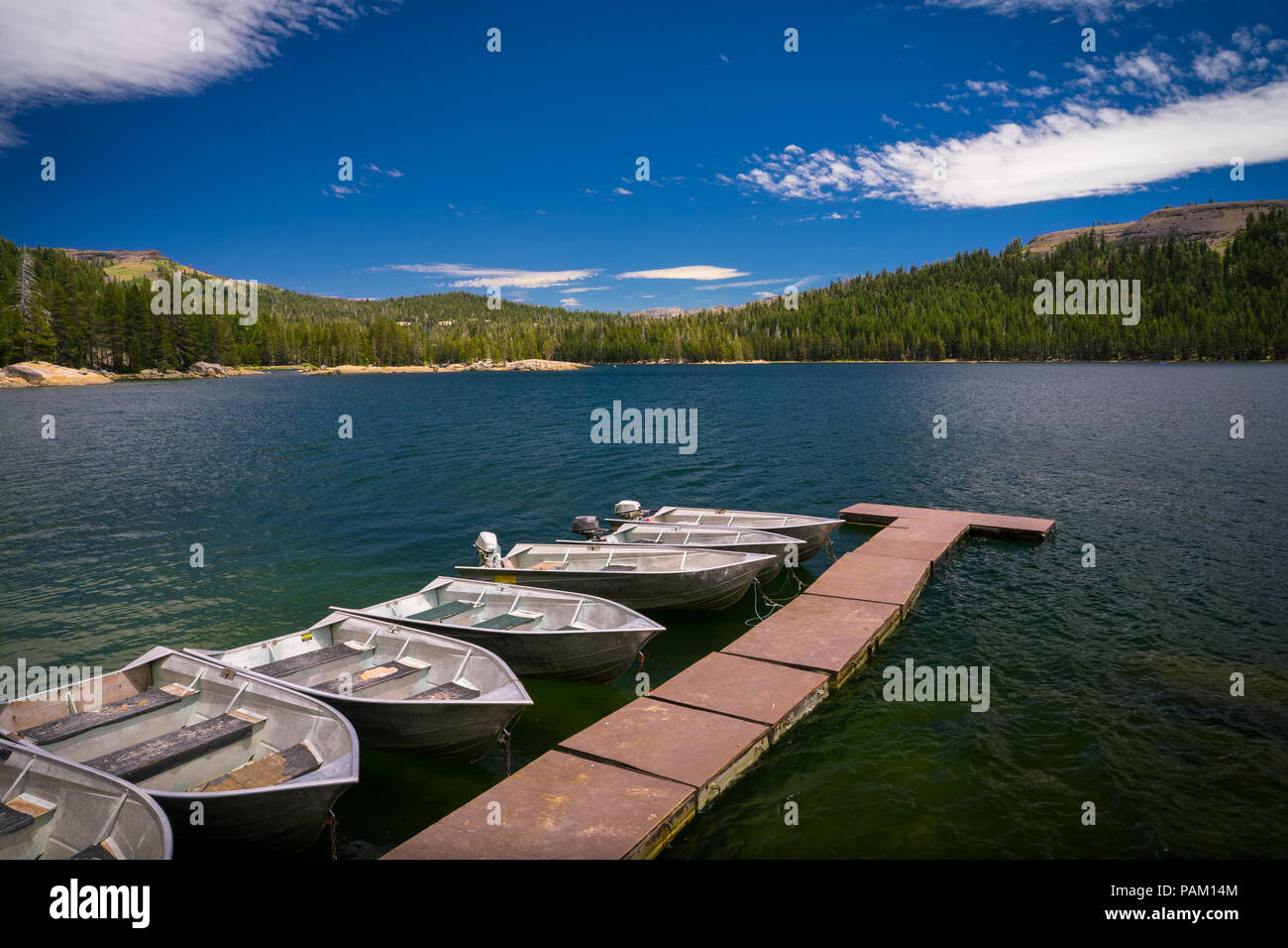 See Lake ist ein beliebter Sommer Camping, Angeln und Schwimmen Ziel auf der Autobahn 4 - Ebbetts Pass-Alpine County, Kalifornien Stockfoto