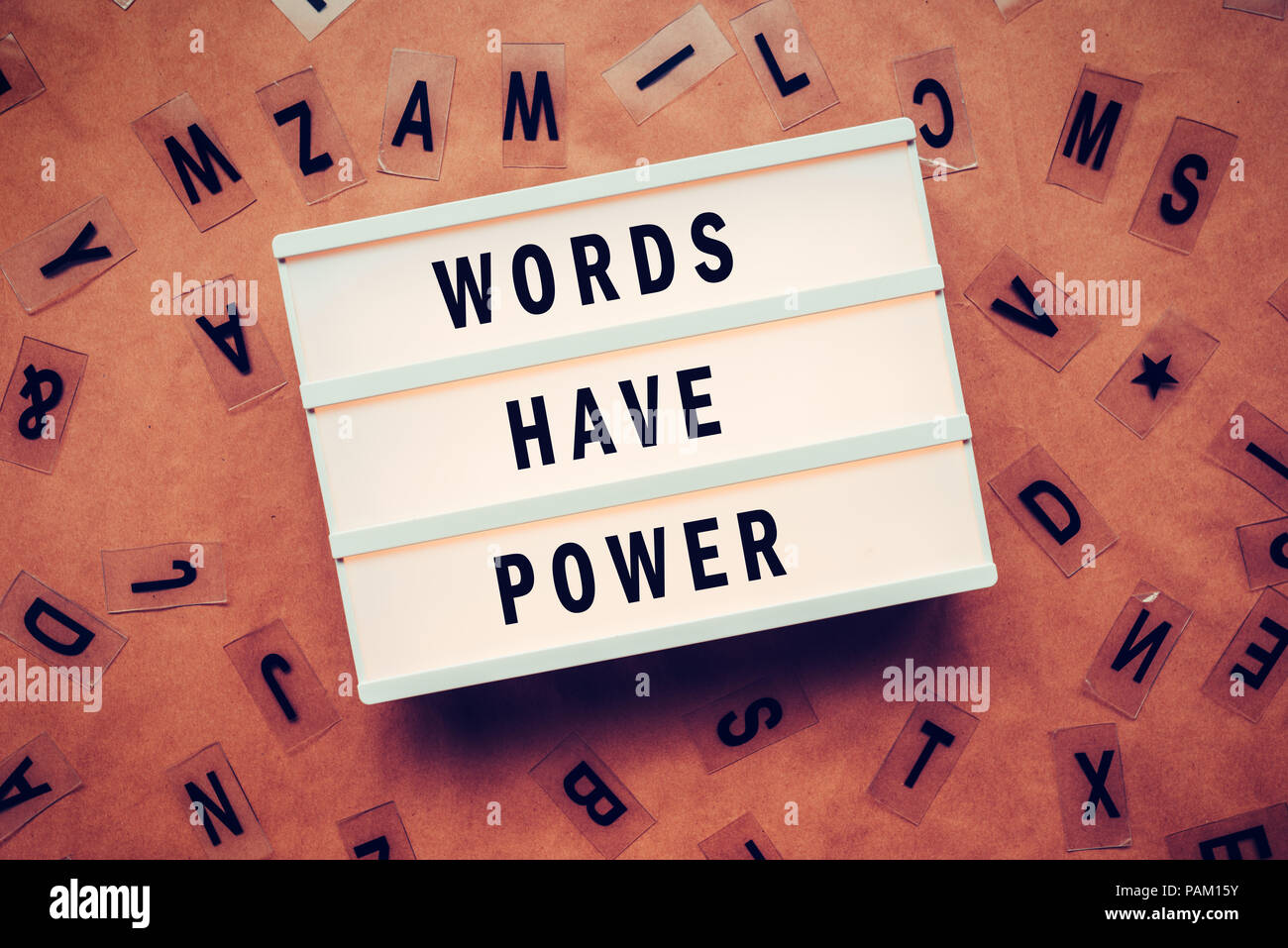 Worte haben macht Konzept mit Buchstaben und Lightbox Stockfoto