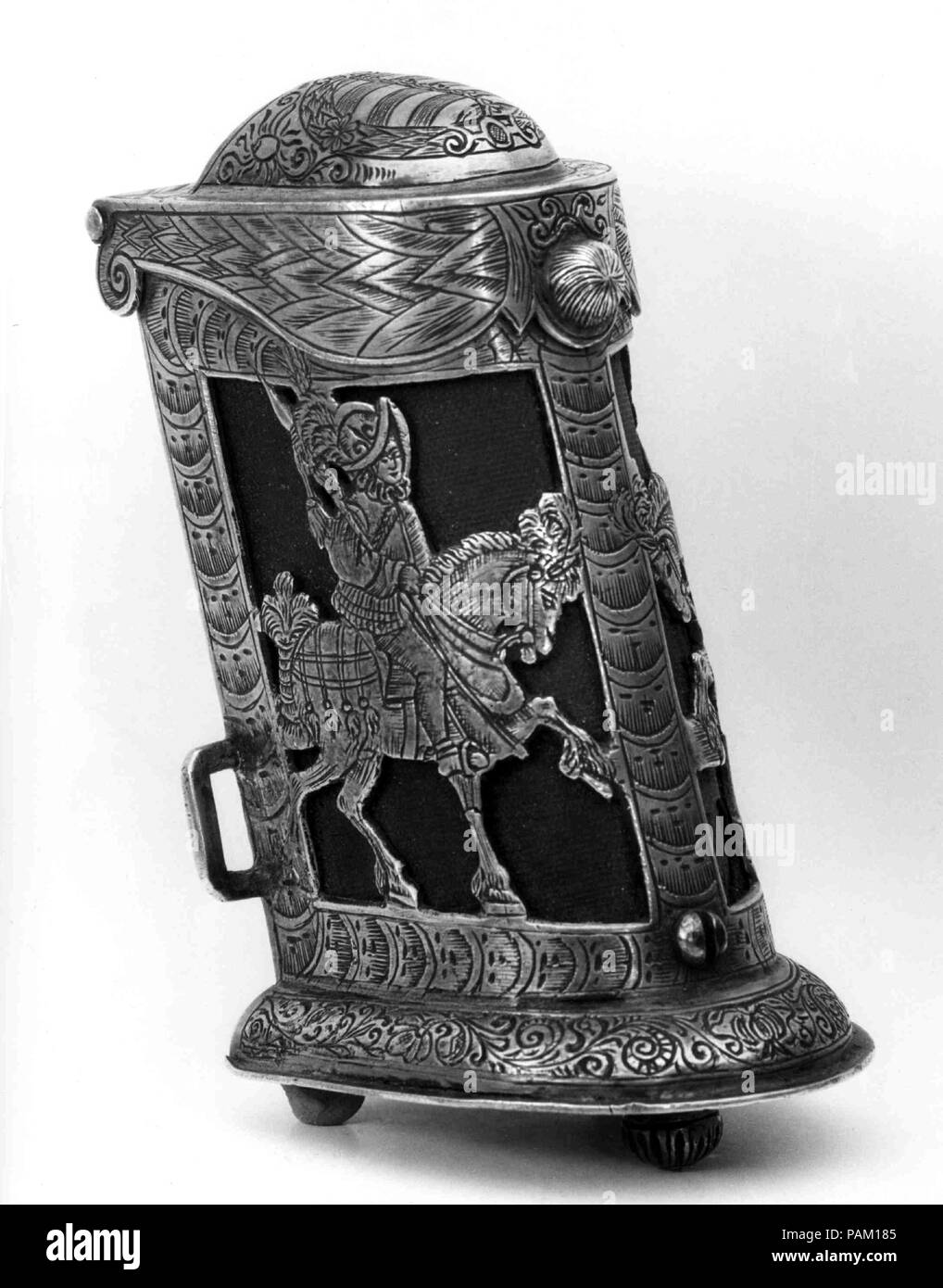 Verpackung der Druckpatrone für die Leibwächter des Kurfürsten von Sachsen. Kultur: Deutsche, Sachsen. Abmessungen: H.5. (12,7 cm); W. 2 1/2 in. (6,4 cm). Datum: Ca. 1590-1600. Das Feld ursprünglich hielt vier Papier Patronen, jeweils mit einem premeasured Ladung und eine Kugel. Die Waffe laden, das Papier war aufgerissen und das Pulver gegossen in den Lauf der Kugel, die Sie gerammt wurde das Fass mit dem Papier um ihn herum gewickelt wie Watte einen festen Sitz zu gewährleisten. Museum: Metropolitan Museum of Art, New York, USA. Stockfoto