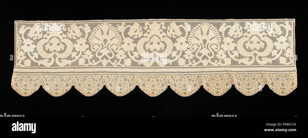 Bett Vorhang Grenze. Kultur: Russisch. Abmessungen: 72 in. (182,9 cm). Datum: 4. Quartal 18. Dieses Objekt wird aus der Sammlung von Natalia de Shabelsky (1841-1905), eine russische Adlige gezwungen, zu bewahren, was Sie als The vanishing Volkskunst und Traditionen ihrer Heimat wahrgenommen. Ausgedehnten Reisen in ganz Russland, sammelte sie viele gute Beispiele für textile Kunst der wohlhabenden Bauernstandes. Von 1870 bis 1902 nach Frankreich ziehen, Shabelsky eine große Sammlung von Aufwändig bestickte Hand angesammelt - gewebt, Heimtextilien und opulente Festival Kleidungsstücke mit Stockfoto