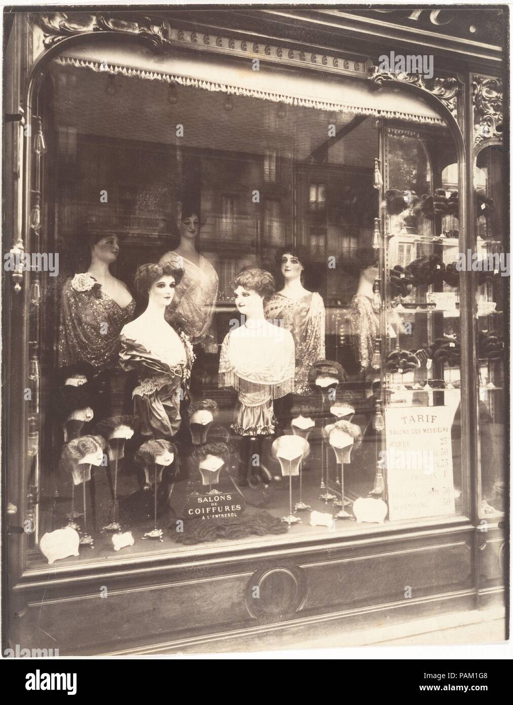 Boulevard de Strasbourg. Artist: Eugène Atget (Französisch, Libourne 1857-1927 Paris). Abmessungen: Bild: 22,7 × 17,7 cm (8 15/16 x 6 15/16 in.) Blatt: 23 x 18 cm (9 1/16 x 7 1/16 in.). Datum: 1912. Museum: Metropolitan Museum of Art, New York, USA. Stockfoto