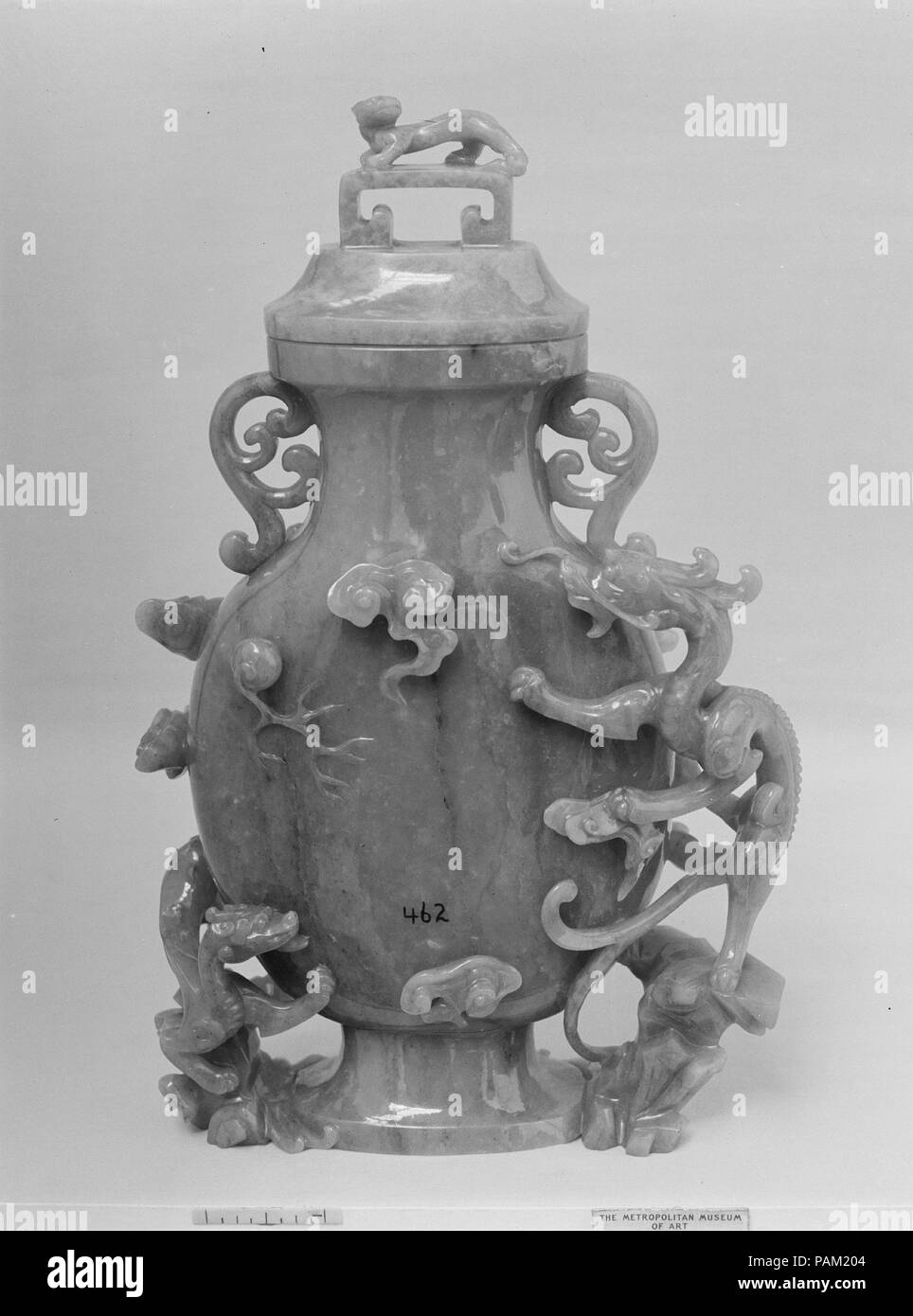 Vase mit Deckel. Kultur: China. Abmessungen: H. 9 1/16-in. (23 cm); W. 5 13/16-in. (14,7 cm); L.2 1/2 in. (6,3 cm). Museum: Metropolitan Museum of Art, New York, USA. Stockfoto