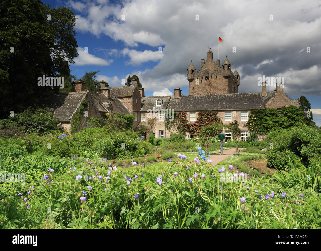 Cawdor Castle und Garten an einem sonnigen Tag Stockfoto