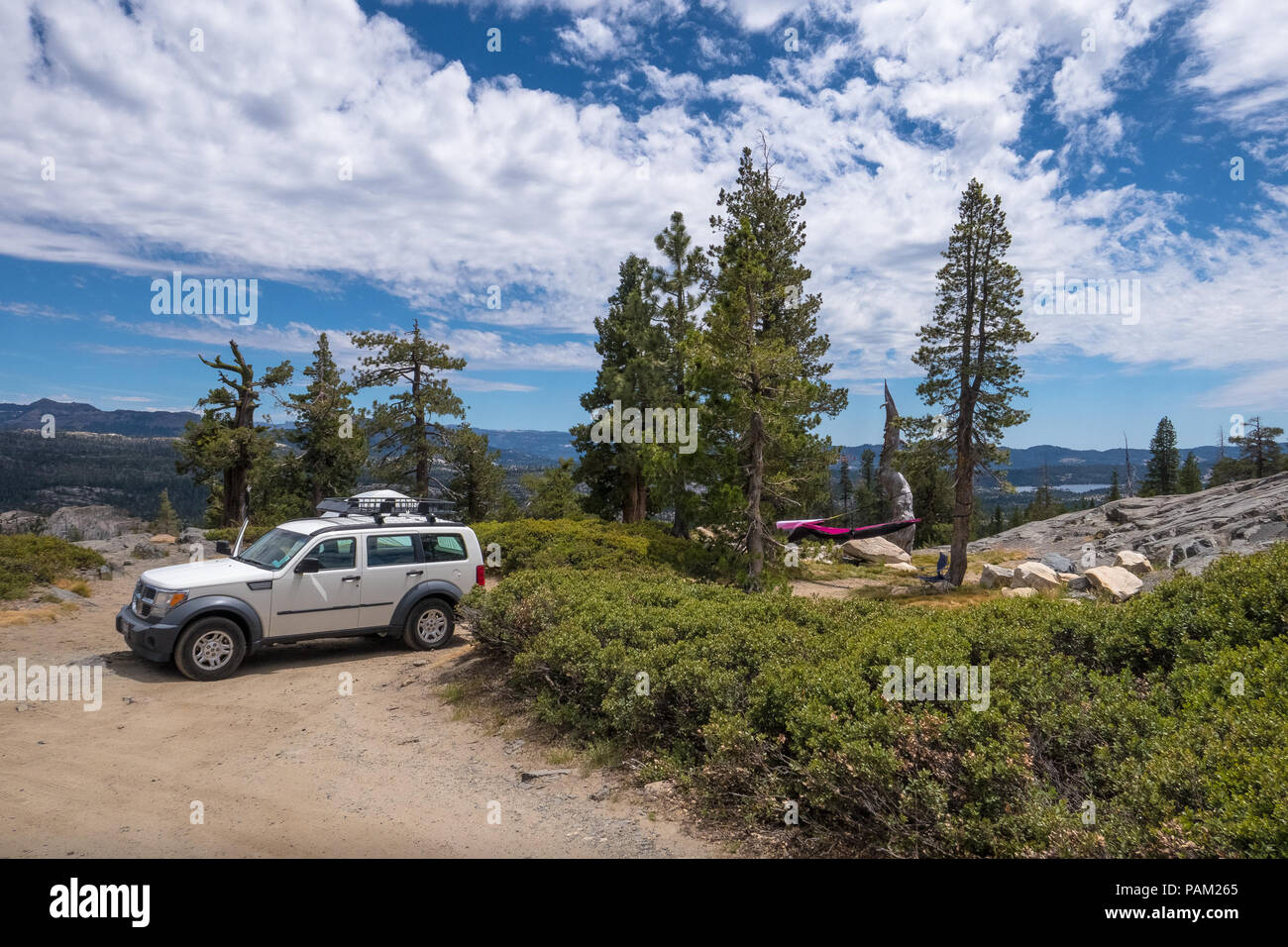 Auto Camping Seite, wo ein paar bis ein Zelt und Hängematte für Entspannung - Highway 4, Kalifornien Stockfoto