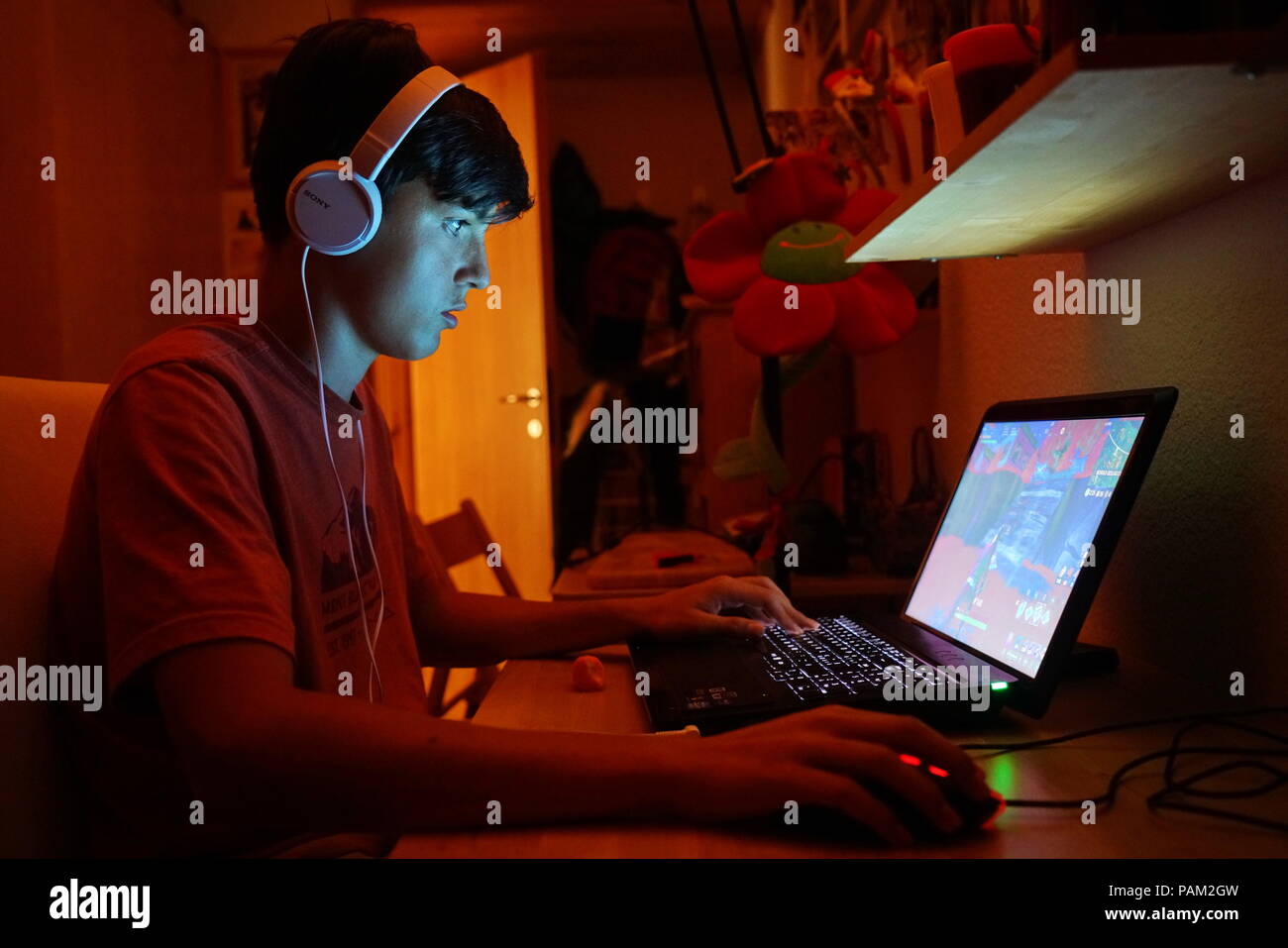 Mailand, Italien - Juli 2018: Jugendlicher spielen Fortnite video Spiel in seinem Schlafzimmer in der Nacht. Stockfoto