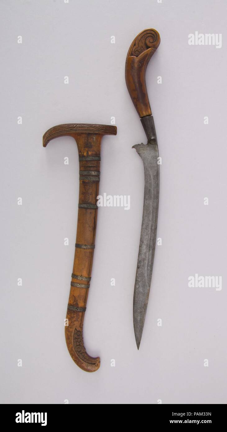 Dolch (Bade-bade) mit Scheide. Kultur: Sumatra, möglicherweise Acheen. Abmessungen: H. mit Scheide 19. (48,3 cm); H. ohne Scheide 16 cm. (41,9 cm); H. von Blade 11. (27,9 cm); W. 1 7/8 in. (4,8 cm); Wt. 10,9 oz. (309 g); Gew. der Ummantelung 2.1 oz. (59,5 g). Datum: 16. bis 19. Jahrhundert. Museum: Metropolitan Museum of Art, New York, USA. Stockfoto