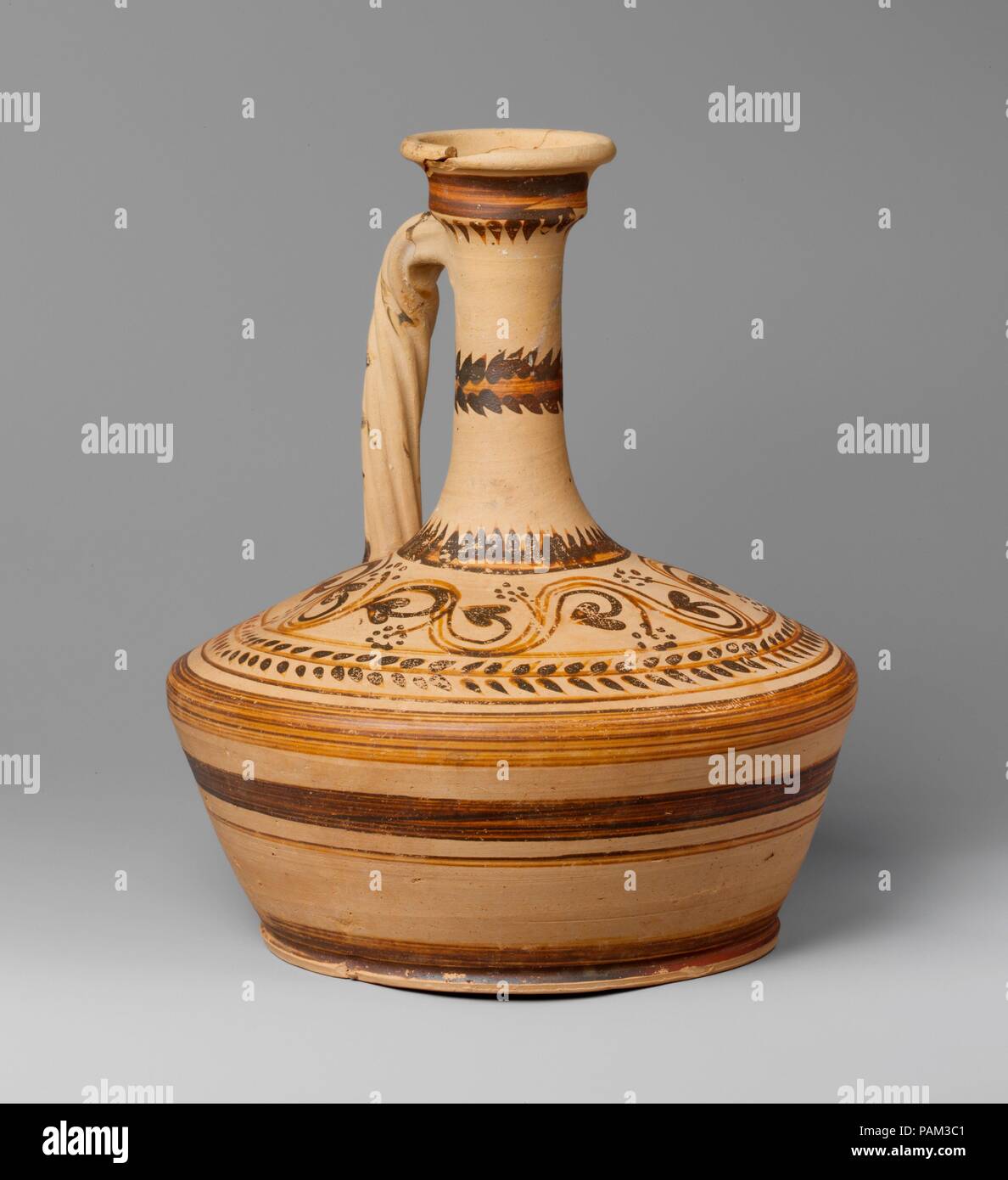 Terrakotta lagynos (Öl Flasche). Kultur: Zypriotische. Abmessungen: H. 9 1/8 in. (23,2 cm). Datum: 150-50 v. Chr.. Ende der Hellenistischen Datum dieses lagynos ist durch seine Form vorgeschlagen, durch einen langen Hals und breite Basis, die aus einer früheren Art der Kolben mit einem schmalen Hals und ovalen Körper entwickelt, geprägt. Im Gegensatz dazu ist die dekorative Regelung dieses Schiffes nicht als genaue Kriterium für dating verwendet werden, da es sich lediglich um eine Fortsetzung der "Weissen ware"-Technik auf zyprische Keramik verwendet seit dem achten Jahrhundert. Museum: Metropolitan Museum of Art, New York, USA. Stockfoto