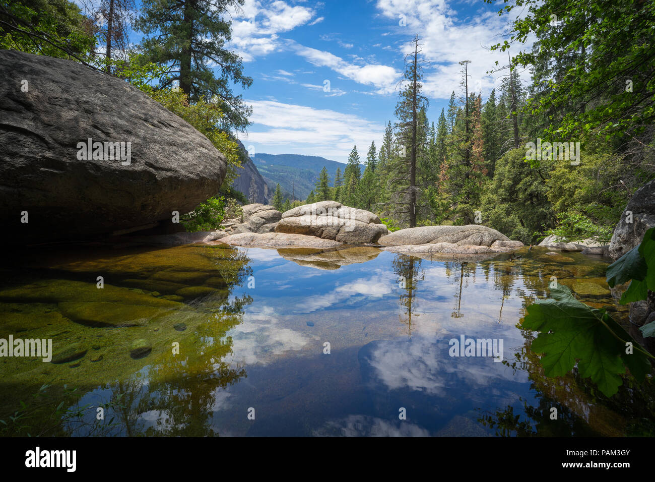 Die Cascade Creek natürlichen Pool, eine Attraktion am Straßenrand entlang Big Oak Flat Road-Highway 120 im Yosemite National Park Stockfoto