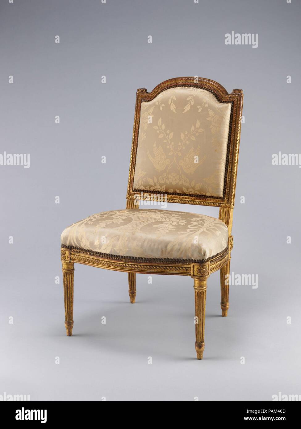 Side Chair (Chaise à la Reine) (Teil von einem Satz). Kultur: Französisch, Paris. Abmessungen: H. 36-1/2 x W. 22 1/2 x 19 3/4 in. (92,7 x 57,2 x 50,2 cm). Schöpfer: Vergoldet durch Louis-Fran çois Chatard (Ca. 1749-1819); Jean Baptiste Boulard (Ca. 1725-1789); von Nicolas François Vallois (1738-1788); oder Lambert Charny (1756-86) geschnitzt; unter der Leitung von Jean Hauré (1739 geboren, aktiv 1774 - nach 1796); oder Julliac; oder Guintrange. Datum: 1786-87. Verschiedene Spiele der Karten und der Chance, wie lansquenet, Faro, Quadrille, Piquet und cavagnole, hatte lange volkstümliche Unterhaltung am französischen Hof, wo Stockfoto