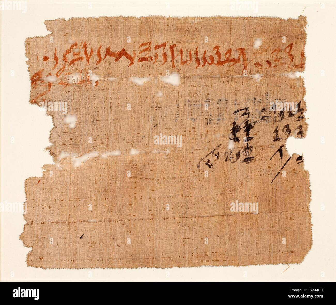 Zwei Papyrus fragments. Abmessungen: gerahmt (a): H., 16,5 cm (6 1/2 in.); W. 19,1 cm (7 1/2 in.) (b): H 5,2 cm (2 1/16") zum Quadrat. Dynastie: Dynasty 12. Datum: Ca. 2030-1640 v. Chr.. Museum: Metropolitan Museum of Art, New York, USA. Stockfoto