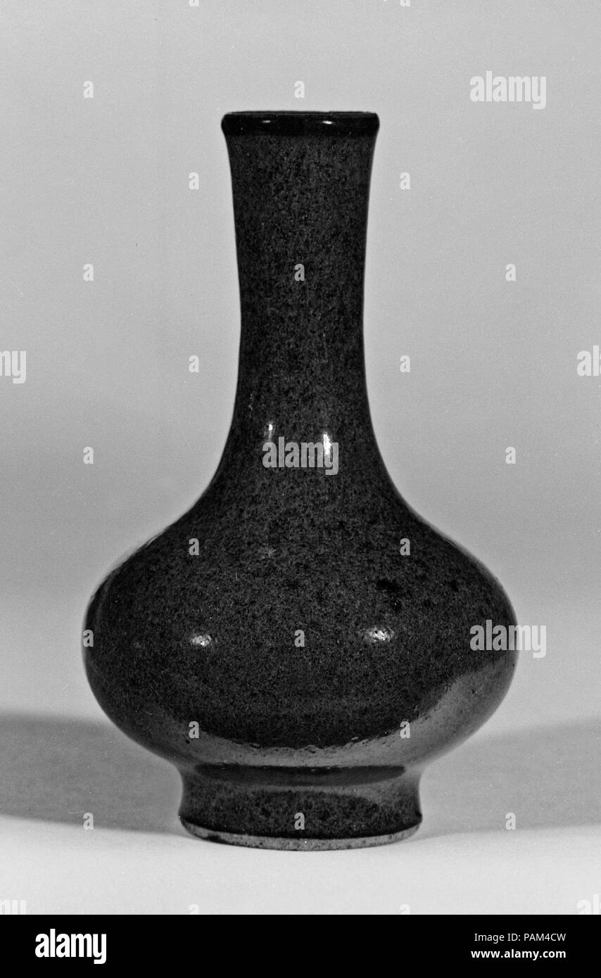 Vase. Kultur: China. Abmessungen: H. mit 3 3/4 in. (9,5 cm); Durchm. 2 1/4 in. (5,7 cm). Museum: Metropolitan Museum of Art, New York, USA. Stockfoto