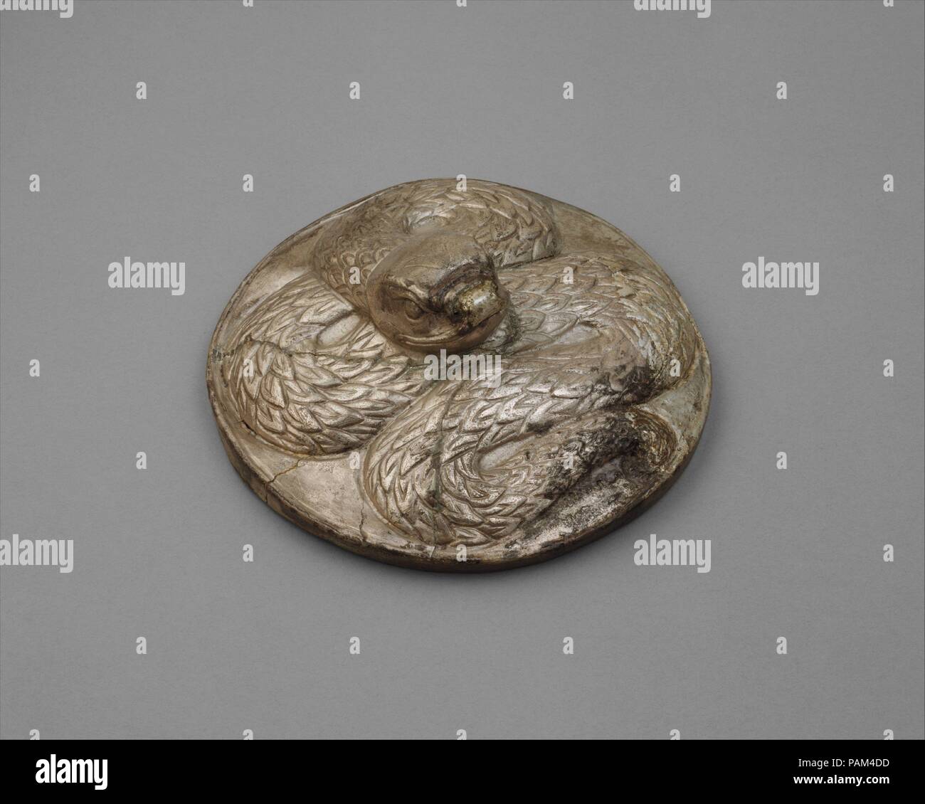 Deckel (?) mit einer Schlange. Kultur: Bactria-Margiana archäologischen Komplex. Abmessungen: Durchm. 5 in. (12,8 cm). Datum: Ca. Später 3rd-frühen zweiten Jahrtausend v. Chr.. Museum: Metropolitan Museum of Art, New York, USA. Stockfoto