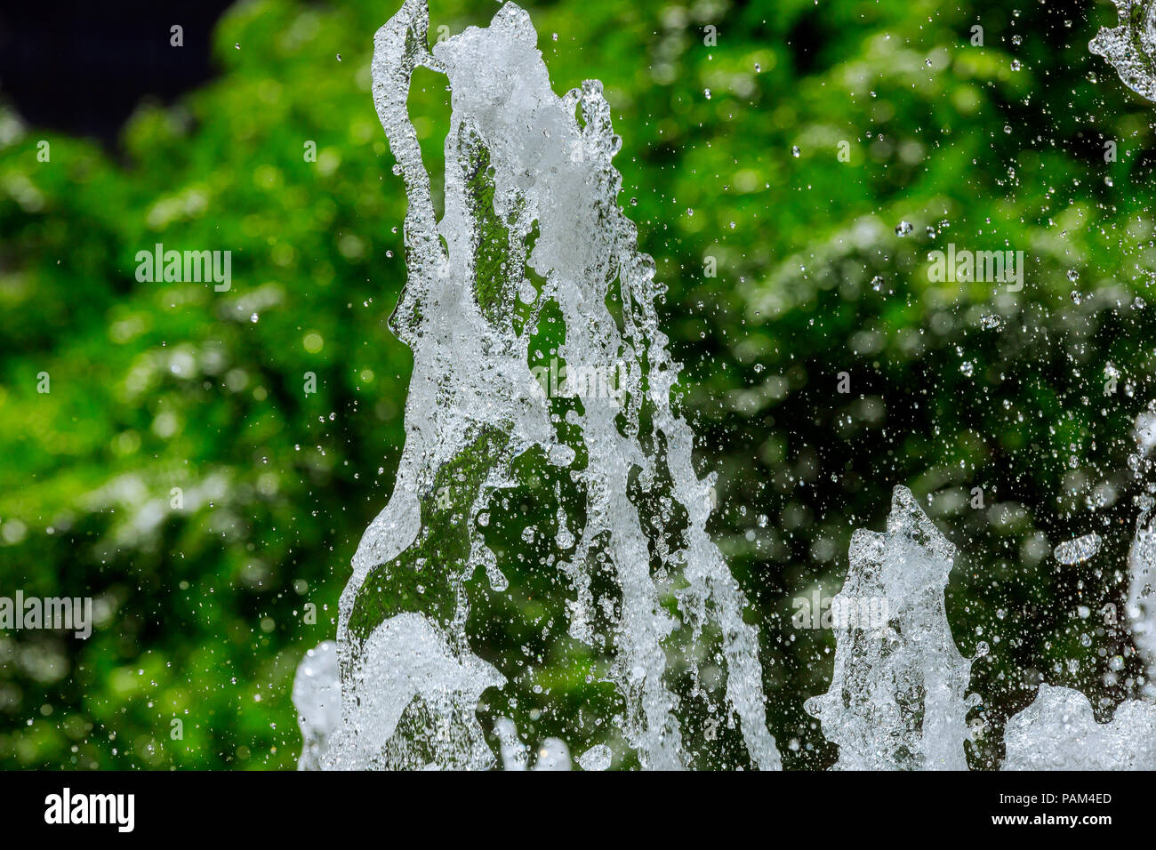 Das Wasser aus dem Brunnen Wasser spashing im Park. Stockfoto