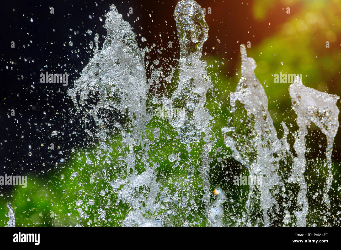 Kleiner Brunnen Wasser spashing im Park Stockfoto