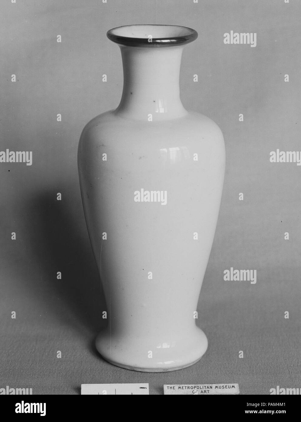 Vase. Kultur: China. Abmessungen: H. 5 1/4 in. (13,3 cm). Museum: Metropolitan Museum of Art, New York, USA. Stockfoto