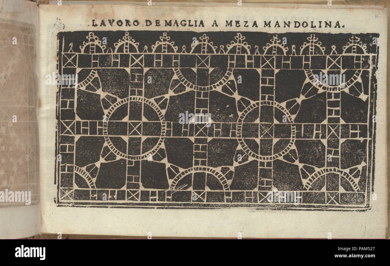 Studio delle wirbelnden Rondothema fort, Dame, Seite 35 (recto). Designer: Isabella Catanea Parasole (Italienisch, Ca. 1565/70 - Ca. 1625). Abmessungen: Insgesamt: 5 1/2 x 8 1/16 in. (14 x 20,5 cm). Herausgeber: Antonio Fachetti, Rom. Datum: 1597. Von Isabella Catanea Parasole, Italienisch konzipiert, Ca. 1575-ca. 1625 von Antonio Fachetti, Rom veröffentlicht. Von oben nach unten und von links nach rechts: Design aus 2 horizontalen Registern. Startseite Registrieren ist schmaler und ist mit 8 runden Motiven verziert. Untere Register ist mit Plätzen mit einem Muster von Kreisen und Dreiecken überlagerte eingerichtet. Museum: Metropolitan Museum von Stockfoto