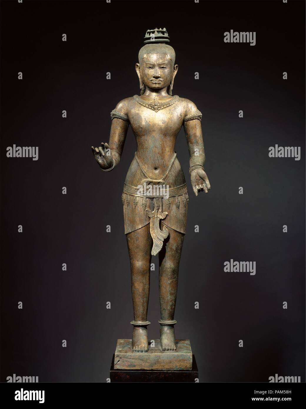 Ständigen Shiva (?). Kultur: Kambodscha (Angkor, Siem Reap Provinz). Abmessungen: H.51 cm. (130,8 cm); W. 14. (35,6 cm); D. 13 1/2 in. (34,3 cm). Datum: 11. Diese Abbildung ist die intakte Metall bild Überlebenden von Angkor. Es gehört zu einer kleinen Gruppe von Metall Skulpturen der hinduistischen Gottheiten mit königlichen Kult Praktiken, die in Gebieten der Roten Khmer in Kambodscha und nordöstlichen Thailand entdeckt wurde. Obwohl es eine schnelle Identifizierung entzieht - die Gestik, die Hände weder entsprechen einem Standard ikonographische Mudra noch Halten Sie Taste Attribute - die Zahl kann Shiva inszenieren in anthropo Stockfoto