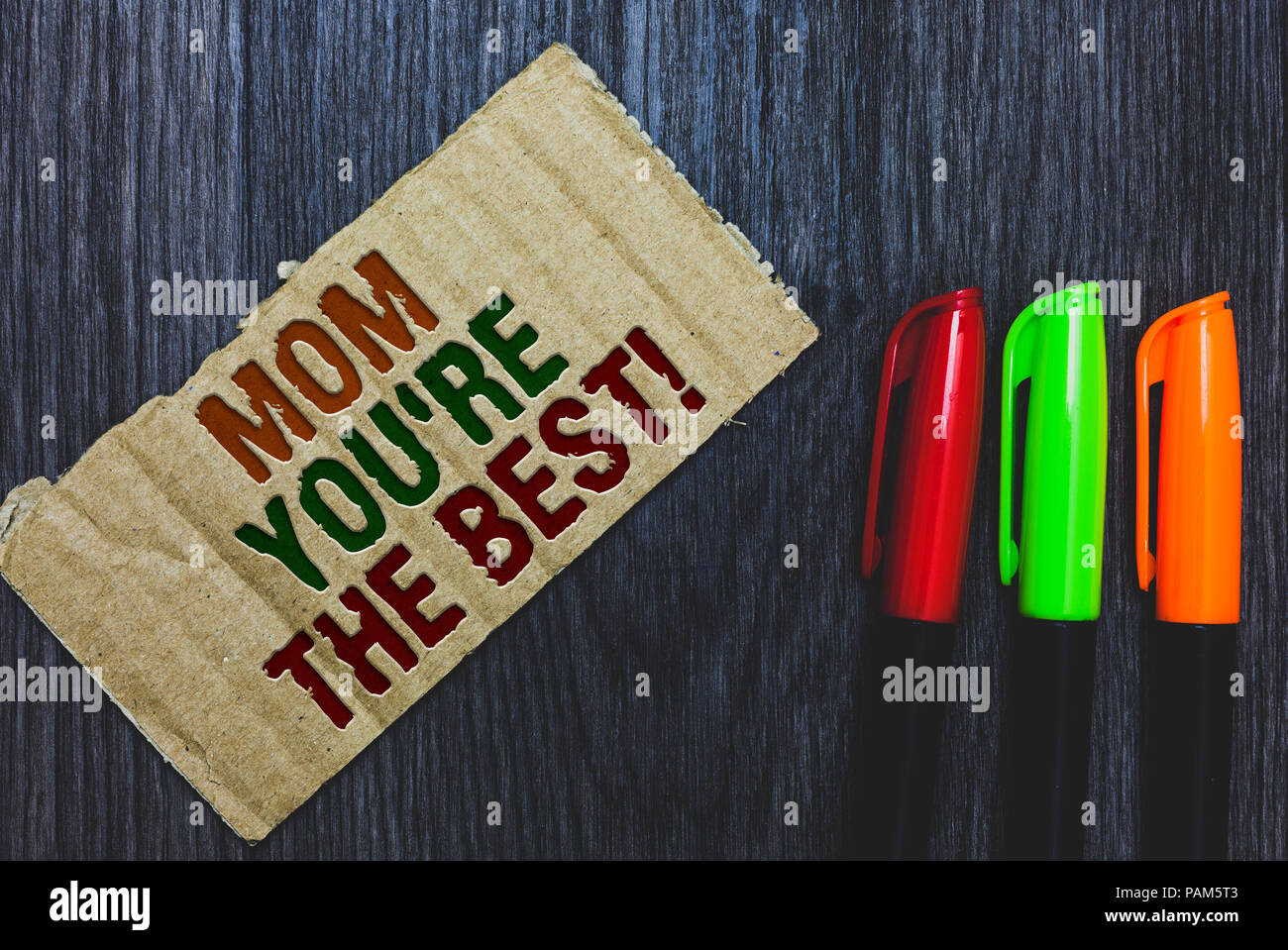 Schreiben Hinweis anzeigen Mama Sie sind die Besten. Business foto Präsentation Wertschätzung für ihre Mutter liebe Gefühle Kompliment Karton mit den Buchstaben o Stockfoto