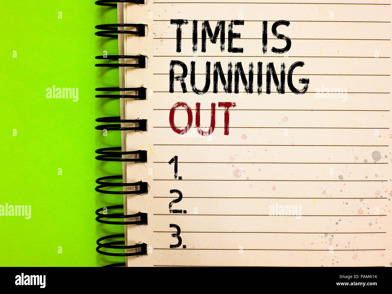 Wort schreiben Text die Zeit Läuft. Business Konzept für Frist nähert sich Dringlichkeit Dinge nicht warten Geschrieben in schwarzen und roten Text und Zahl o Stockfoto