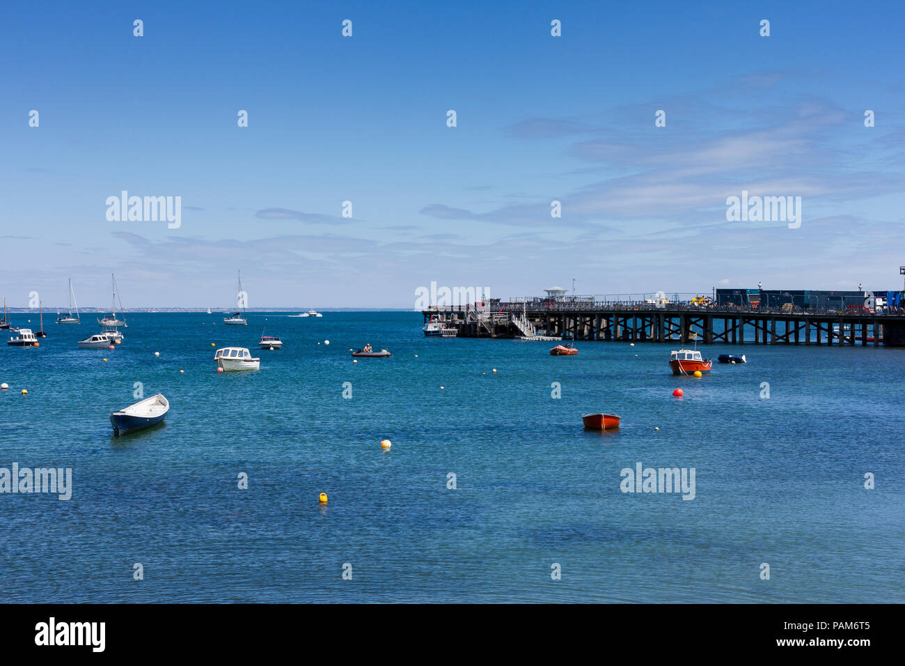 Anzeigen von Swanage Bay und Pier an einen schönen Sommer am Nachmittag während der britischen Hitzewelle von 2018, Dorset, Großbritannien Stockfoto