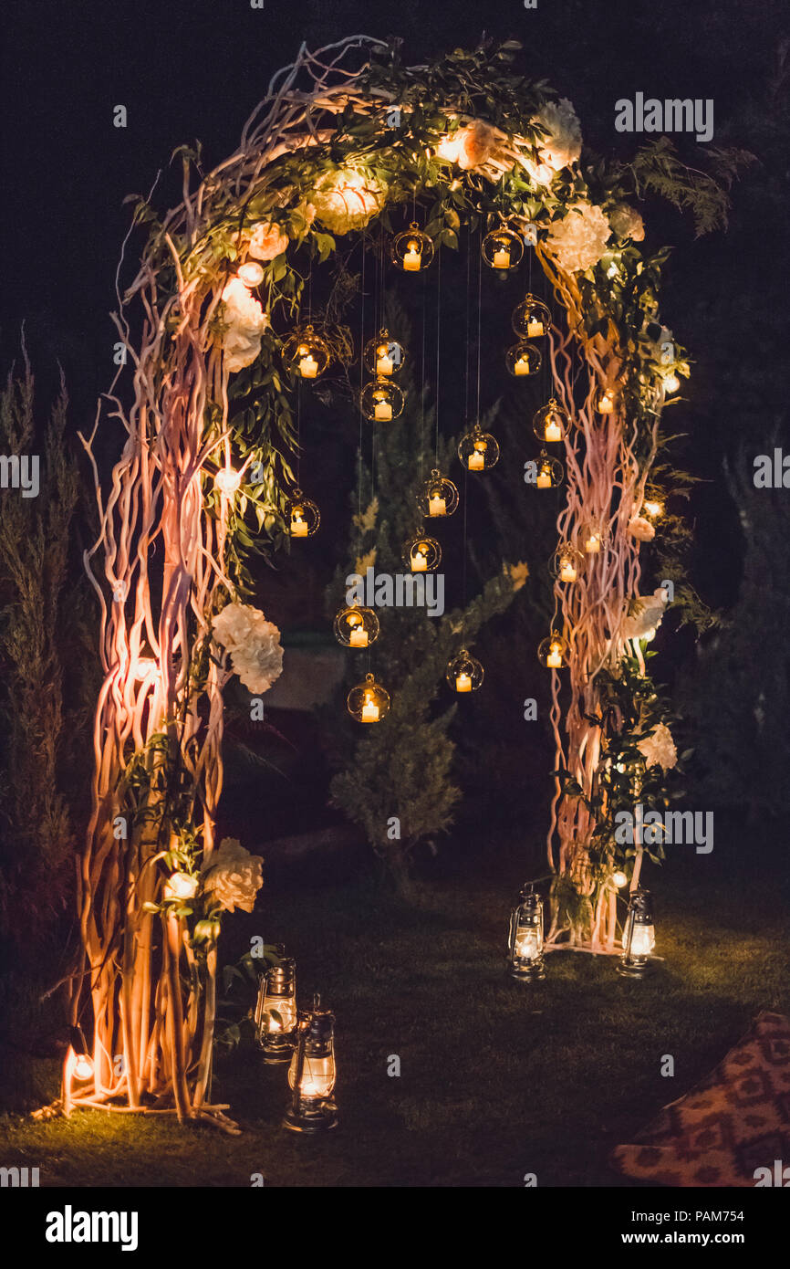 Nacht Trauung, Bogen auf Party mit Lichter und Kerzen in runden Glaskugeln eingerichtet Stockfoto