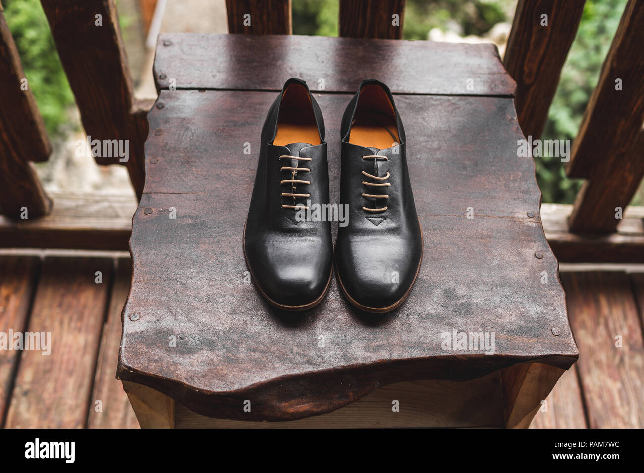 Classic dunkelbraun Schuhe aus Leder auf Holz Stativ Stockfoto