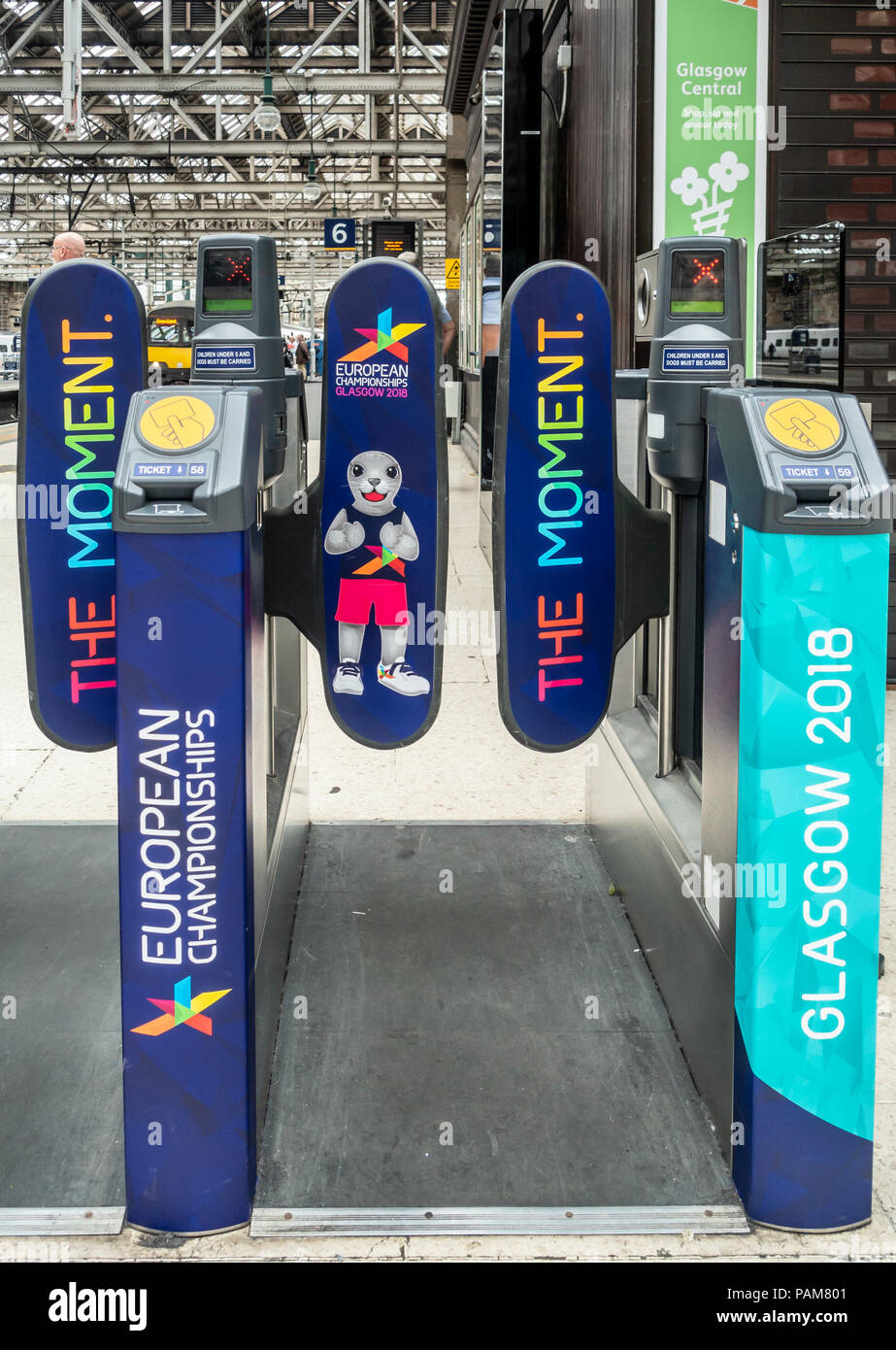 Barrieren in Glasgow Central Station abgedeckt mit Branding Was Glasgow 2018, der Europameisterschaft, ein multi-Sport Event in Glasgow gehostet Stockfoto