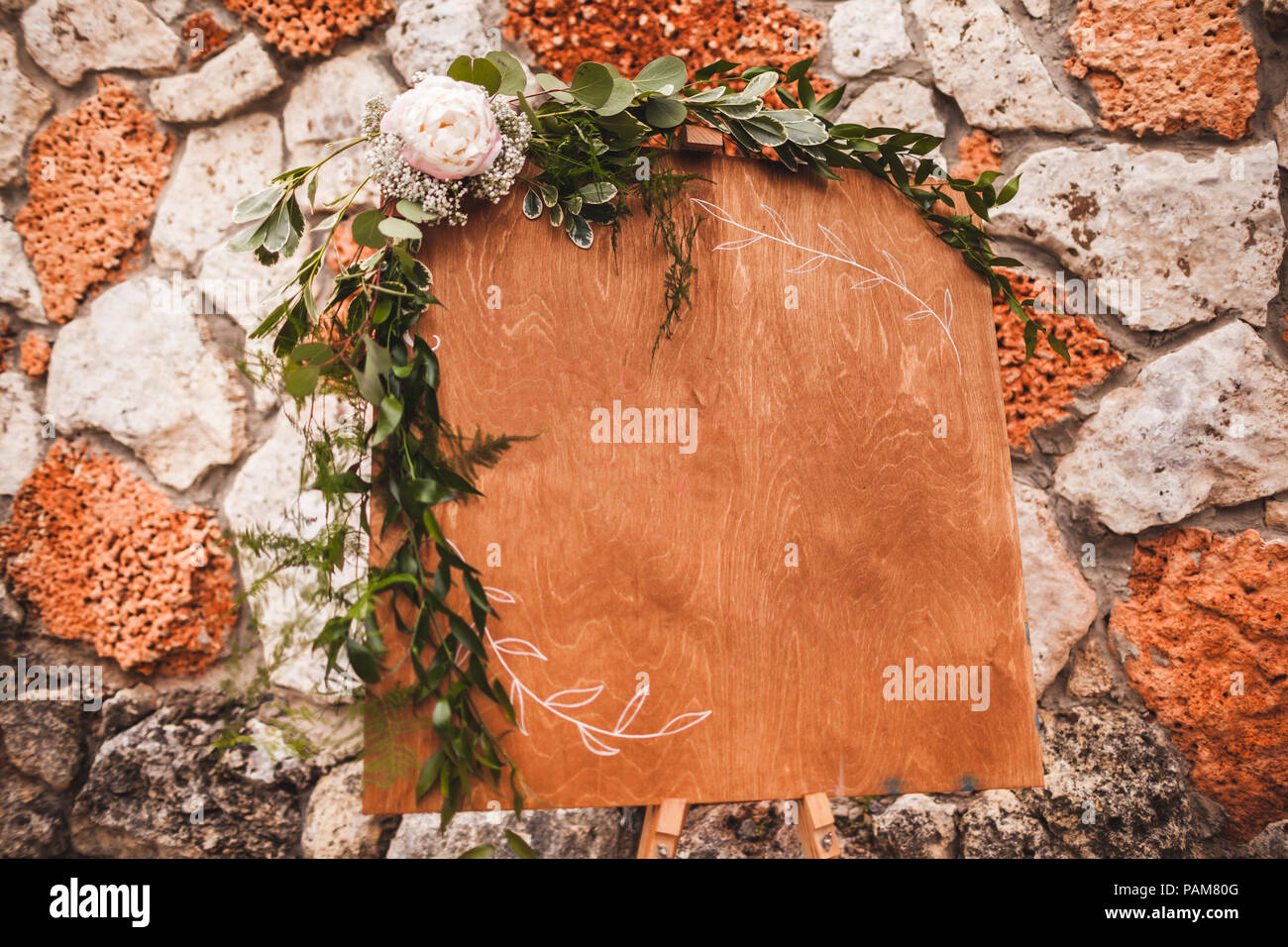 Holz- strukturierte Platine, mit Blumen dekoriert, mit leeren Raum für Text, Zeichen, Logo. Einladung Board auf Hochzeit Stockfoto