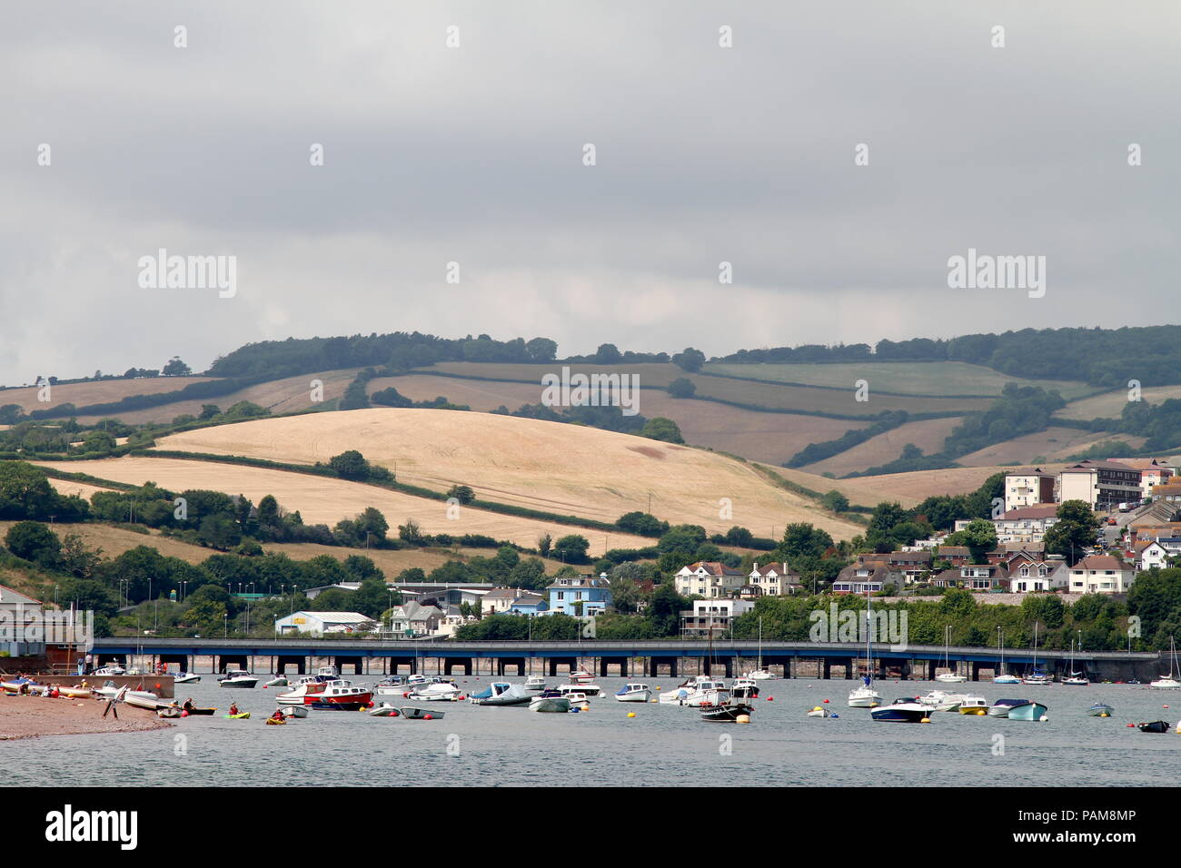 Fluss Teign, Devon, England: Boote auf dem Fluss mit rollenden Devon Hügel im Hintergrund günstig Stockfoto