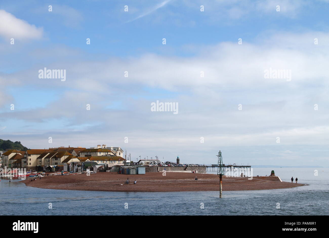 Teignmouth, Devon, England: Rundung der Landzunge an der Mündung des Flusses Teign mit der Stadt Teignmouth im Hintergrund Stockfoto