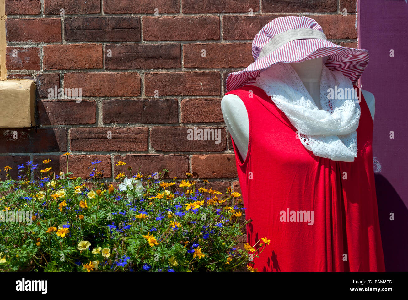 Stilvolle Mannequin von brick wall Stockfoto