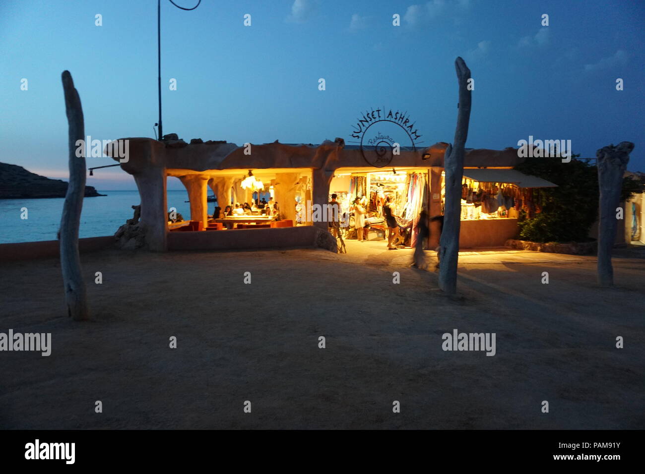 Kurz nach Sonnenuntergang bei Sonnenuntergang Ashram bar Ibiza. Stockfoto