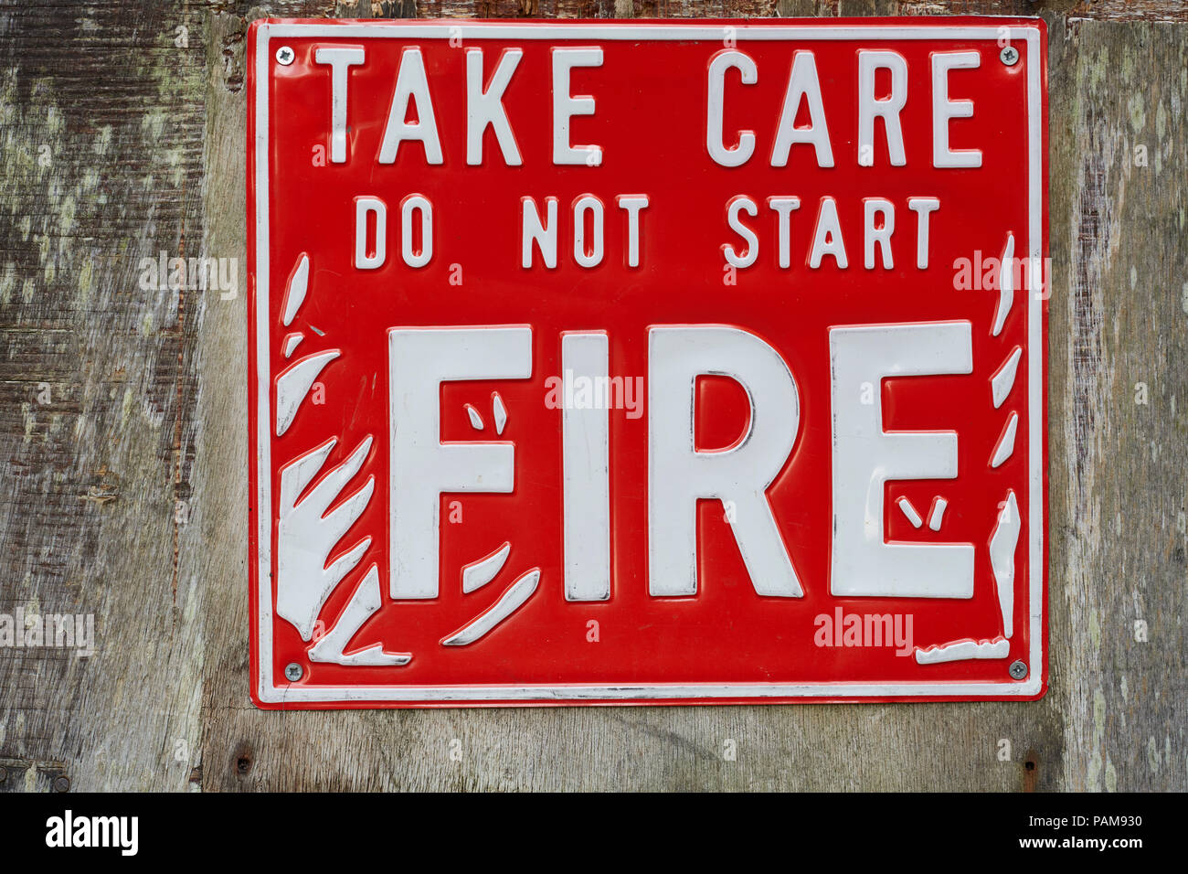 Nahaufnahme eines Zeichens, die Menschen zu informieren, nicht ein Feuer in der Landschaft zu starten Stockfoto